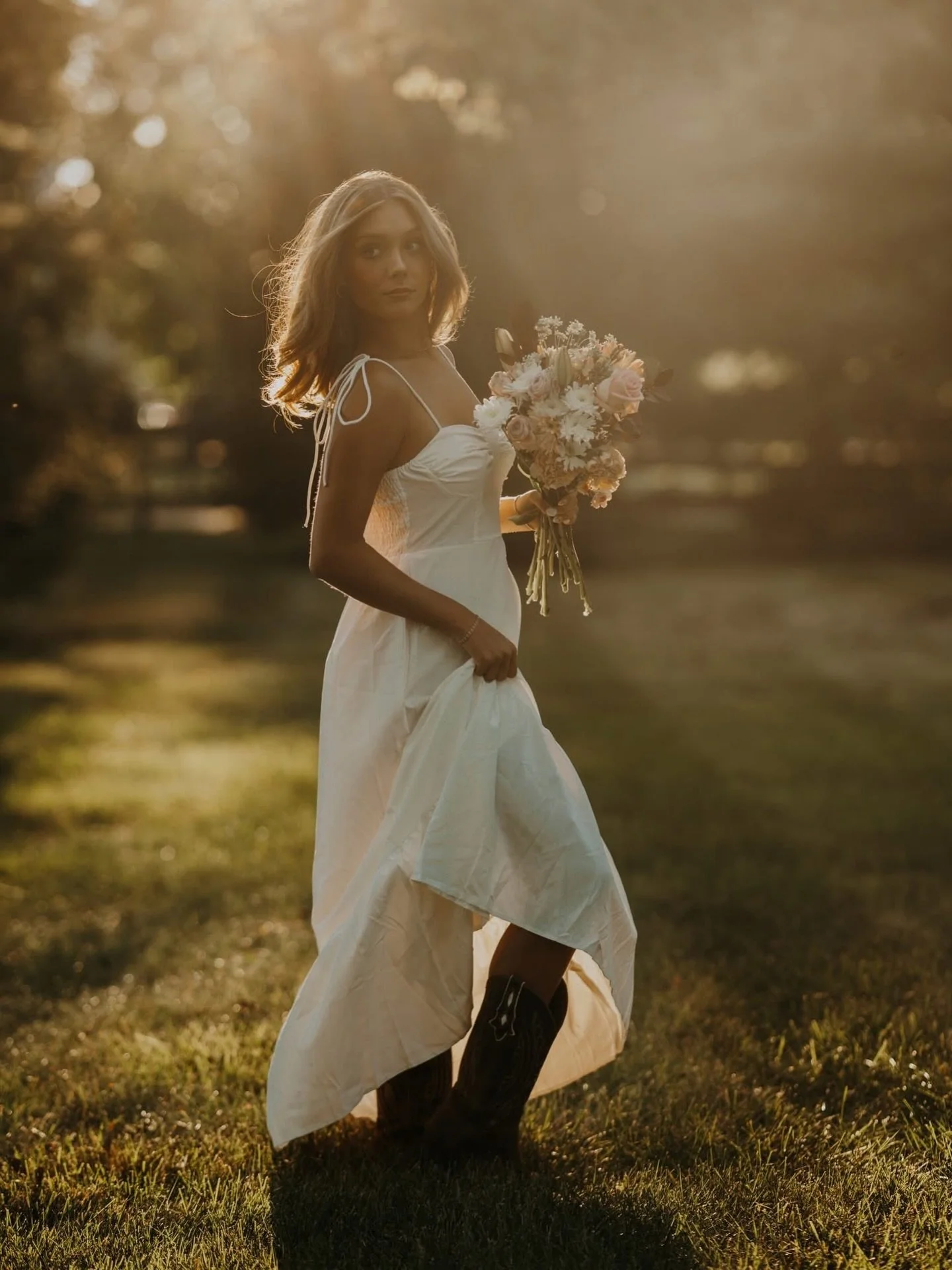 Have you planned your senior photos yet!? 
As you plan your senior session with us, we have you fill out a form that gets the ideas flowing. Think about locations, outfits and the vibes! Check our bio for the inquiry form and send us your ideas! #sen