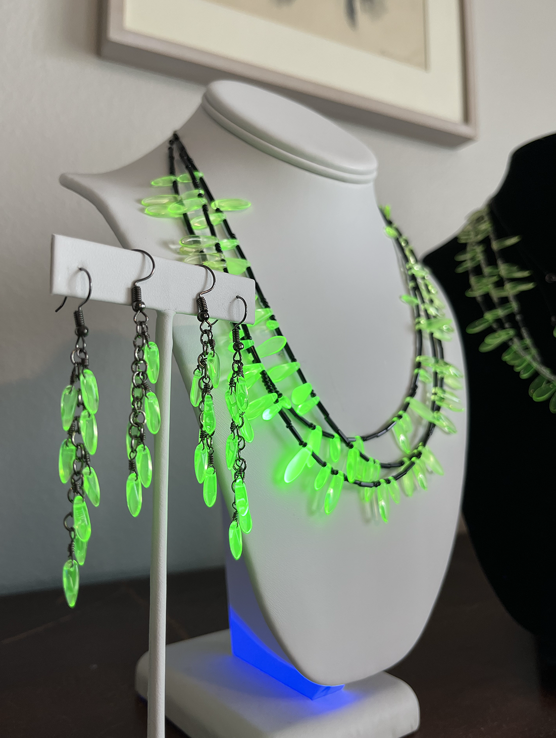 black and uranium and earrings glowing.png