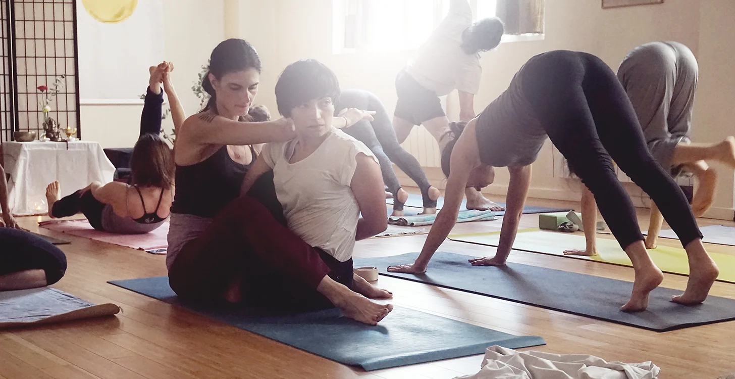 En cours de Ashtanga Yoga Mysore Style votre pratique évolue et se développe dans un travail d’échange important et personnalisé avec le professeur.