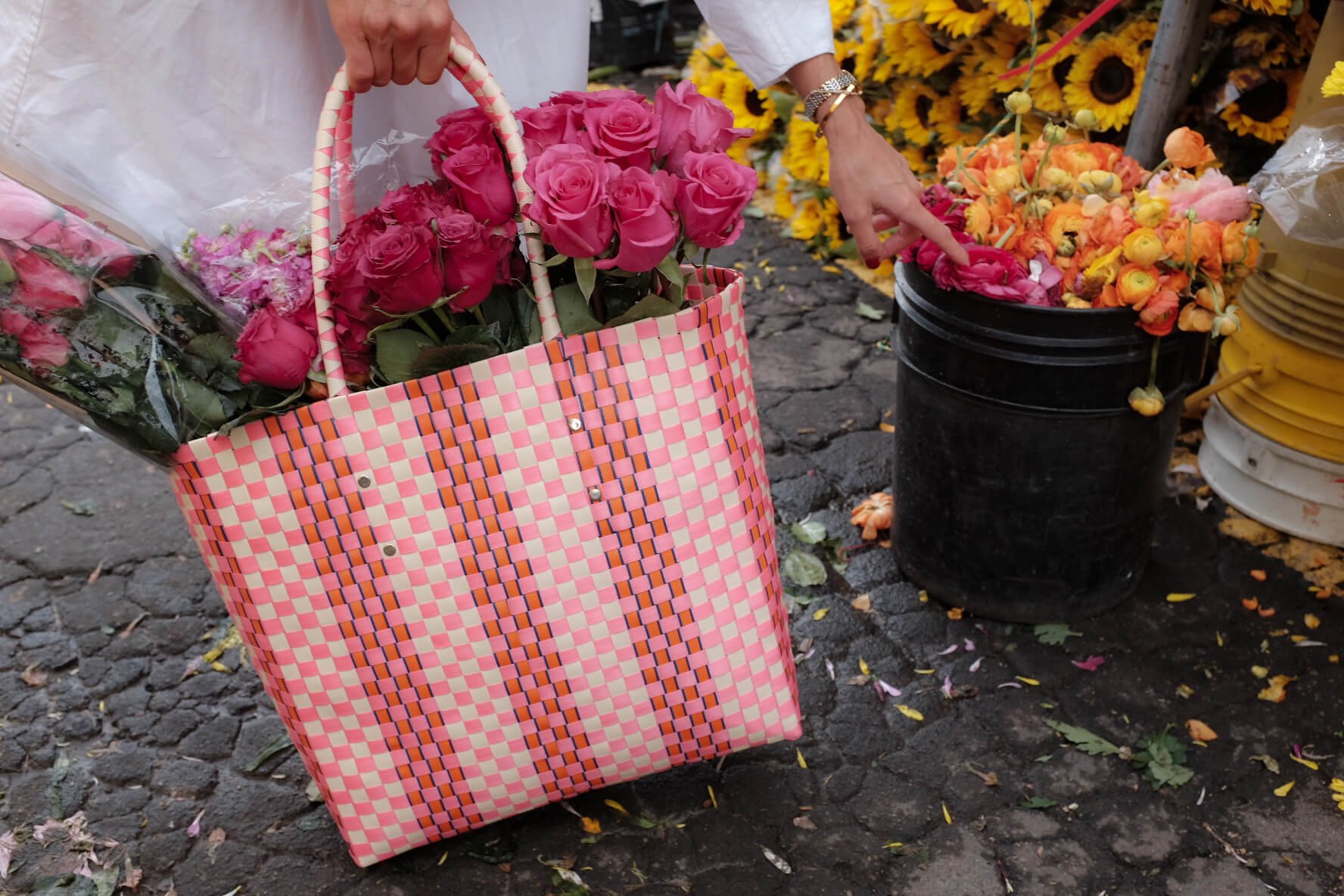 Freny Green | Artist | Woven bags | Handmade bags | Artisan bags | Market bag | Paloquemao market | Mercado de Paloquemao | Flower bags | Flower market | Bogota travel