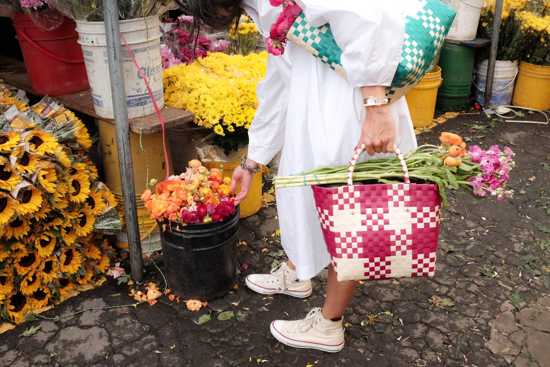 Freny Green | Artist | Woven bags | Handmade bags | Artisan bags | Market bag | Paloquemao market | Mercado de Paloquemao | Flower bags | Flower market | Bogota travel