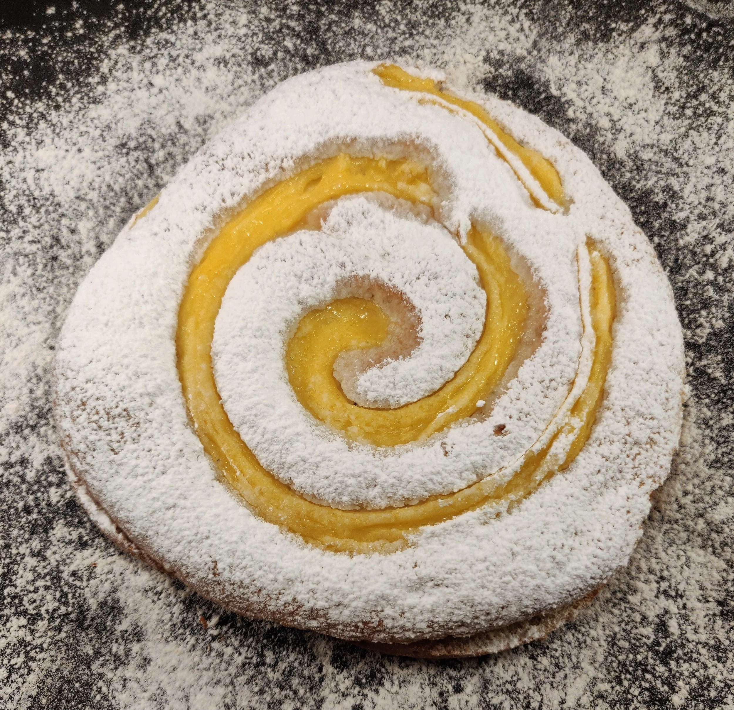 Vetekaka fylld med Vaniljkräm och Smörkräm.