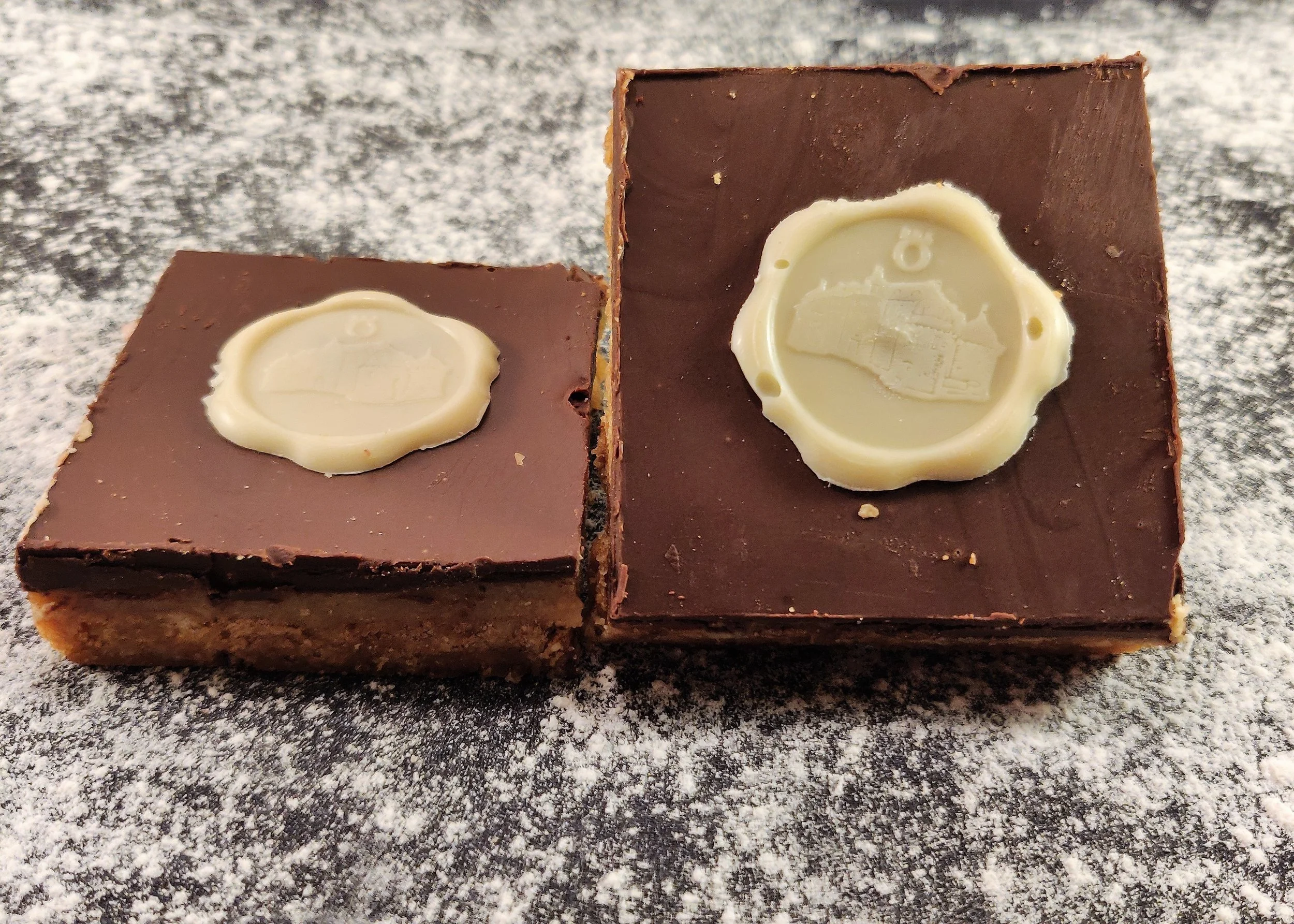 Digestivekex avbakade med smör och sirap, Kola fyllning, chokladtryffel.
