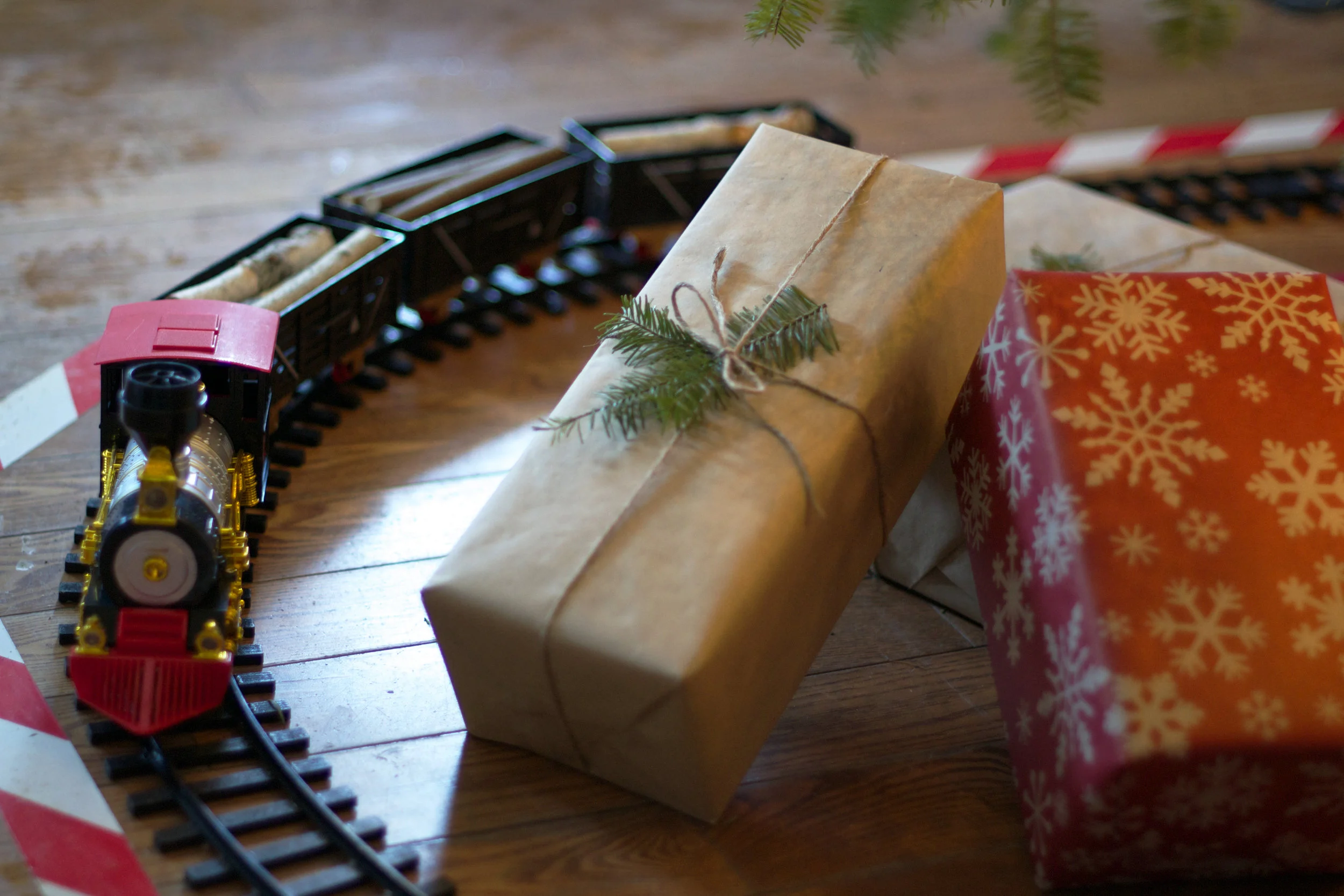 train-under-tree-with-presents.jpg