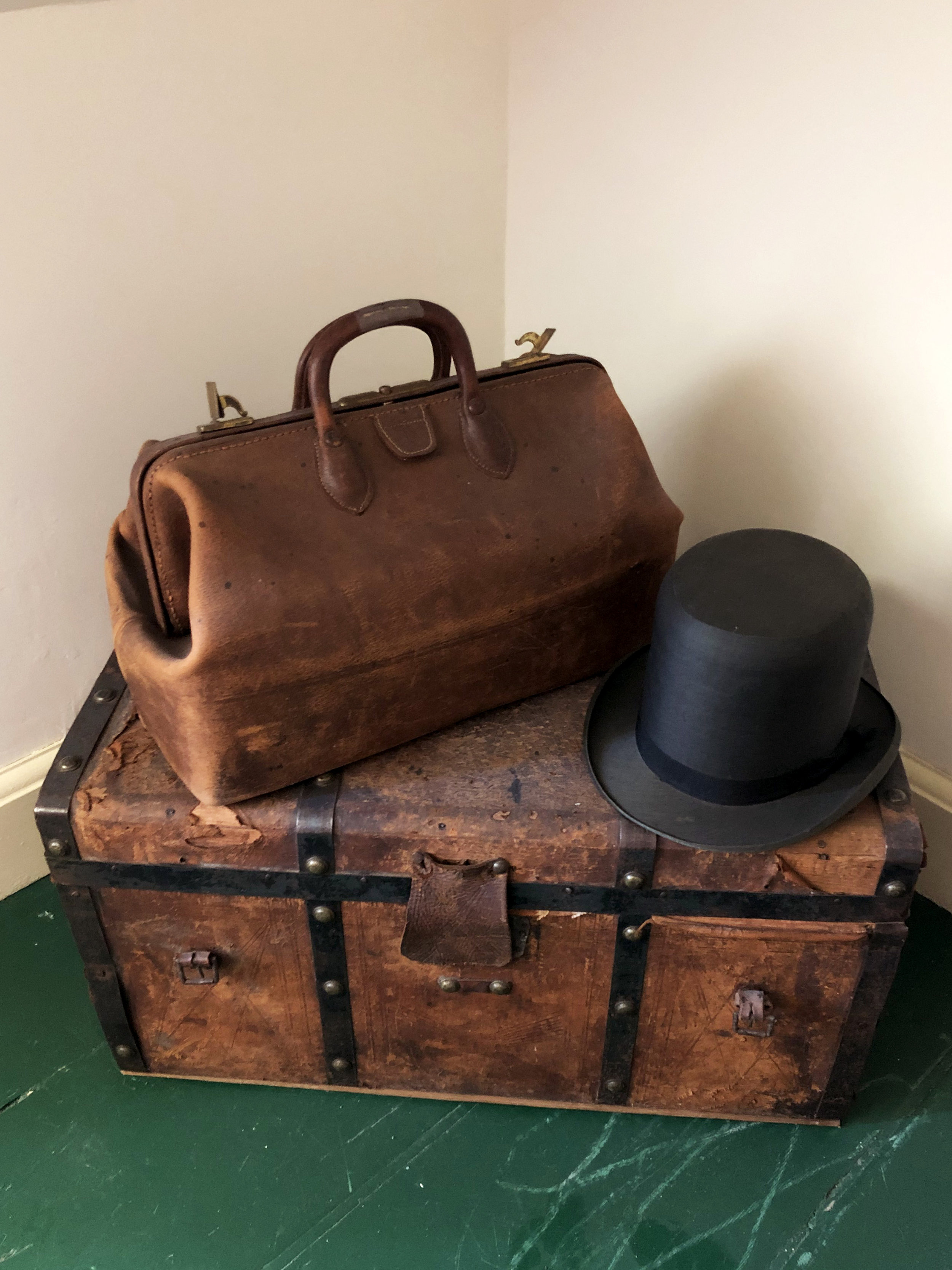 Squire-Doaks-tophat-trunk-bag.jpg