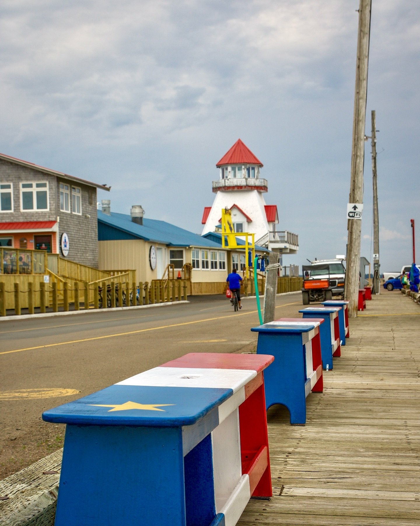 Dive into local culture at Pointe-du-Ch&ecirc;ne with a bite to eat, a refreshing drink, and a stroll through Art on the Wharf. Witness local kids jump off the wharf, a cherished tradition here! ⚓️ Don&rsquo;t miss Lobster🦞Tales - an evening of pure