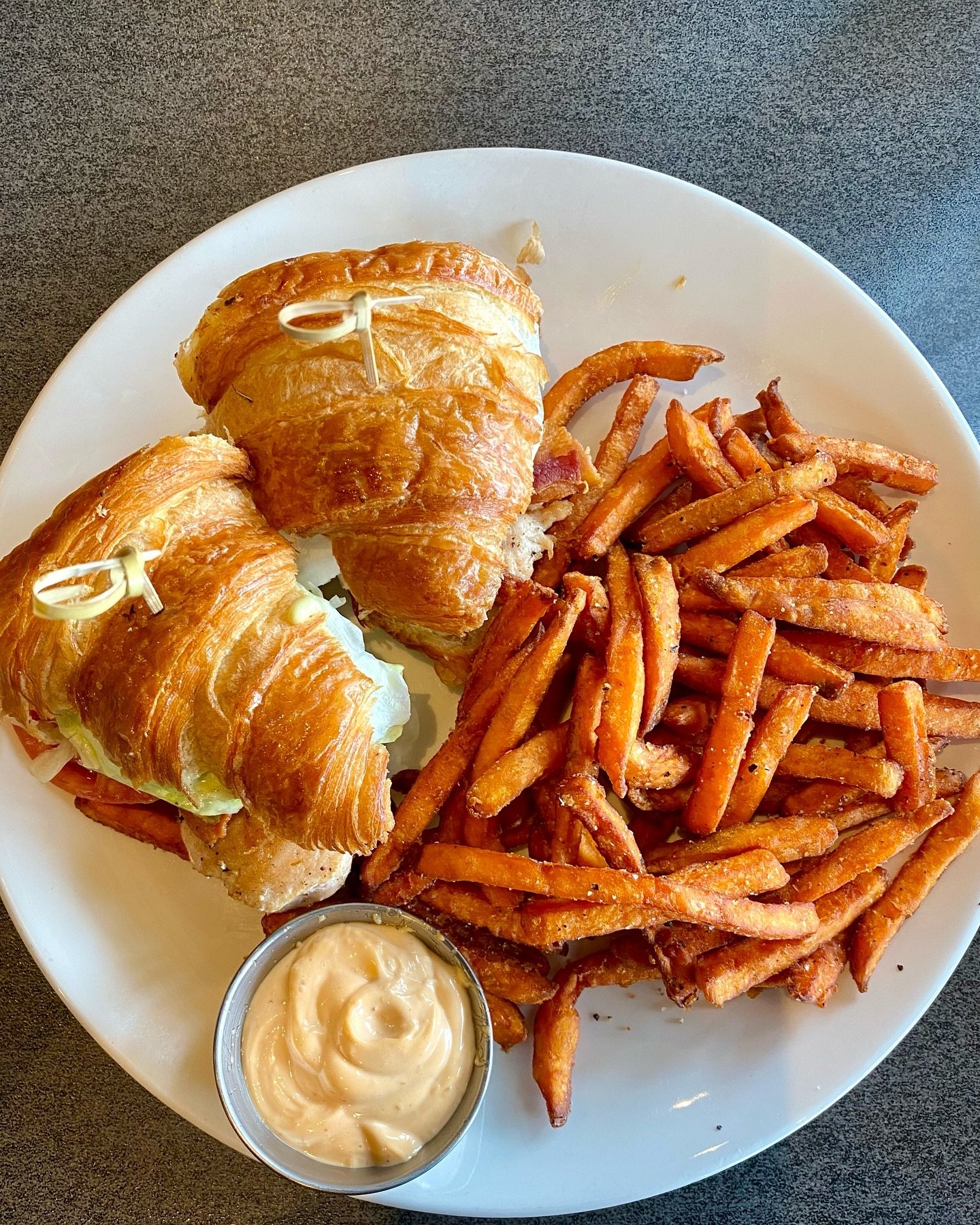 The California Club on a croissant with sweet potato fries at @sjgfreddy was very tasty. 😋 Love this dining option in Fredericton North at @westhillsgolf #maritimesmaven