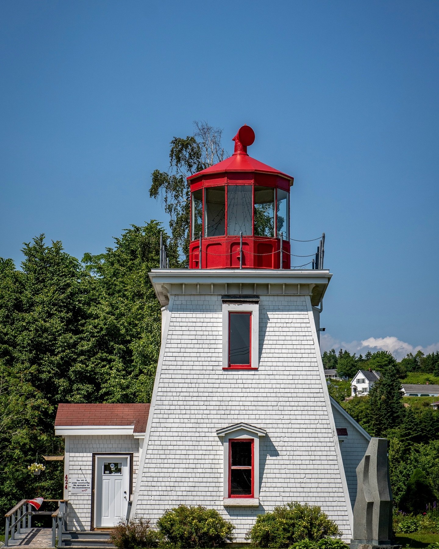 Discover the charm of the St. Martins Lighthouse, where history and scenic beauty converge! Built in 1983, this lighthouse proudly displays the lantern room from the 1883 Quaco Head Lighthouse and serves as a welcoming Visitor Information Centre. Asc