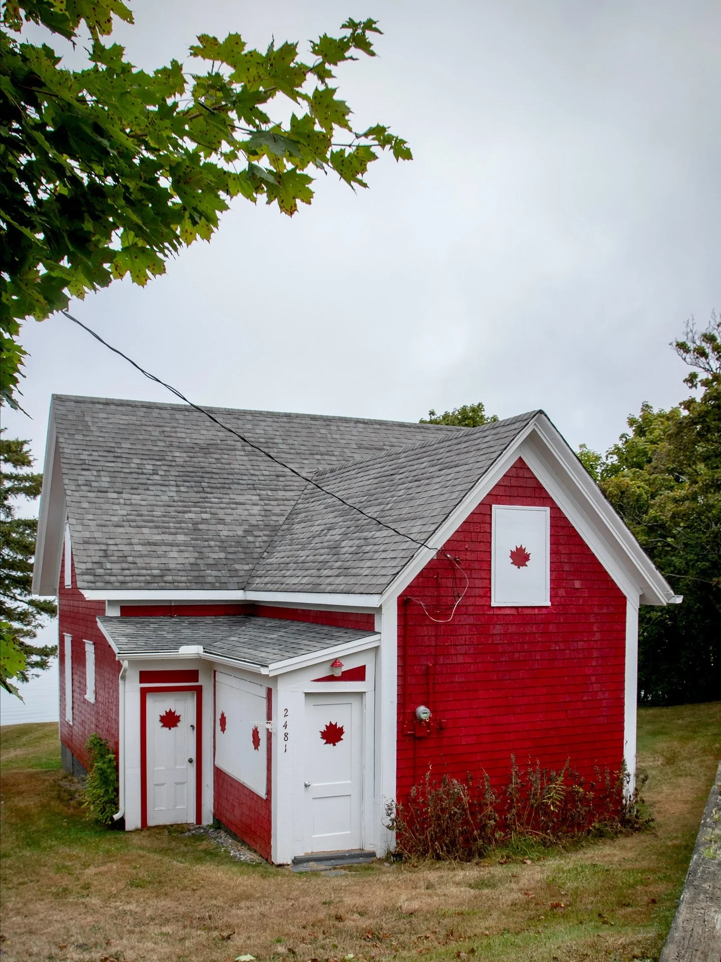 O&rsquo; Campobello! This adorable Campobello Island cottage feels like a love letter to Canada itself. 🇨🇦 With its red + white ❤️🤍 charm &amp; oceanside 🌊 backdrop, it&rsquo;s the kind of place that makes you smile just passing by.🏡🍁

If you h