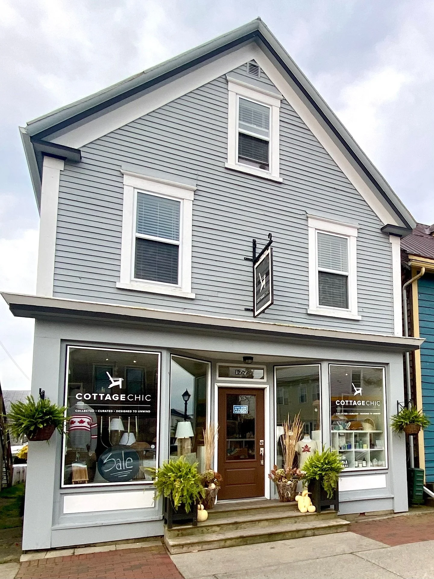 Many people stopped me during the Indulge Food &amp; Wine Festival this weekend asking where I was staying with my besties &mdash; and this is it! 💫 Step inside Cottage Chic Loft &amp; Annex, two beautifully designed coastal retreats in the heart of