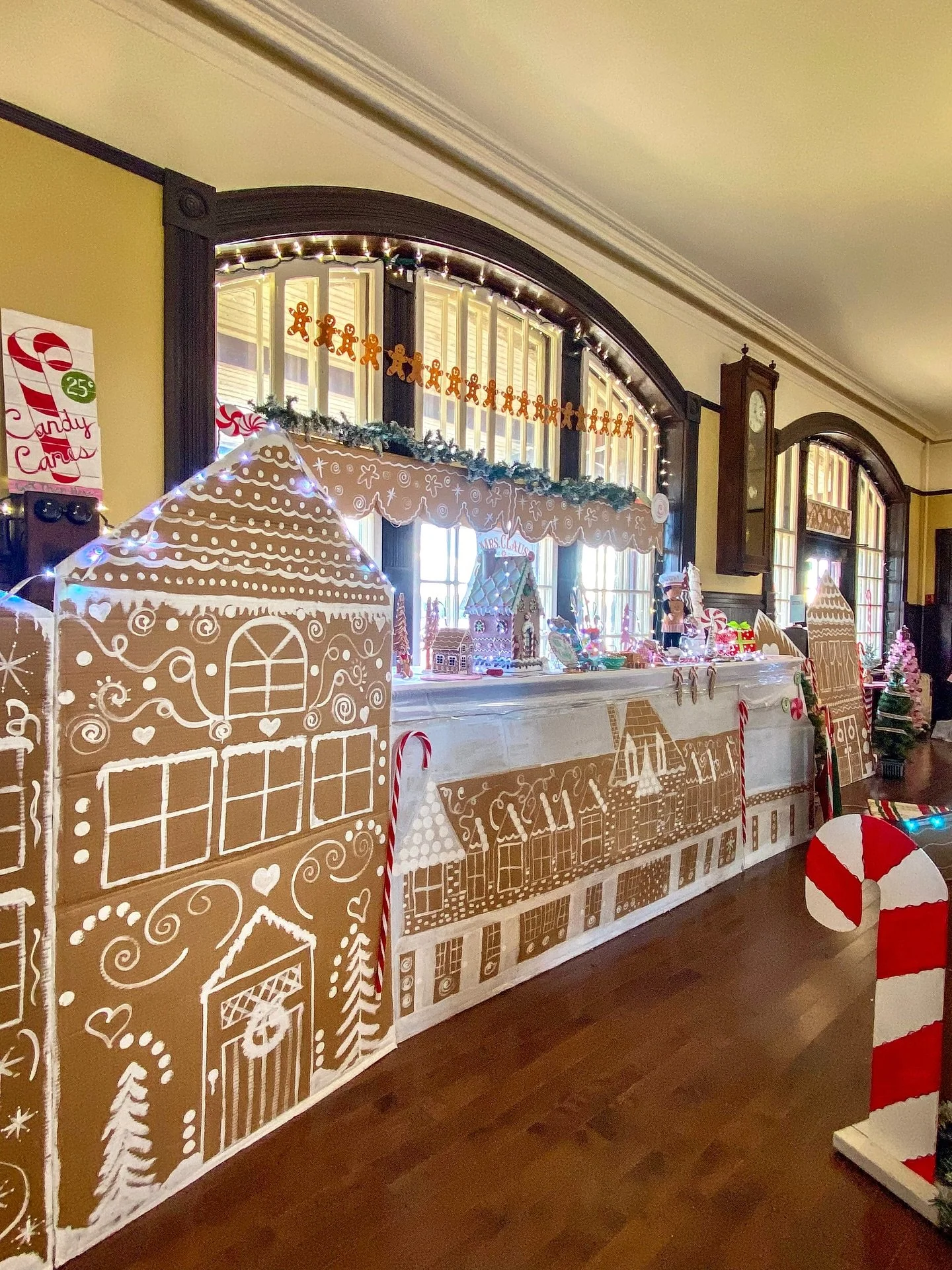 ✨ I had a sneak peek today at @mcadamstation &lsquo;s Christmas🎄at the Station 🚂 displays before they open their doors tomorrow&hellip; and oh my sugarplums &mdash; you are in for a treat! 🍭

From the moment you step inside, you&rsquo;re wrapped i