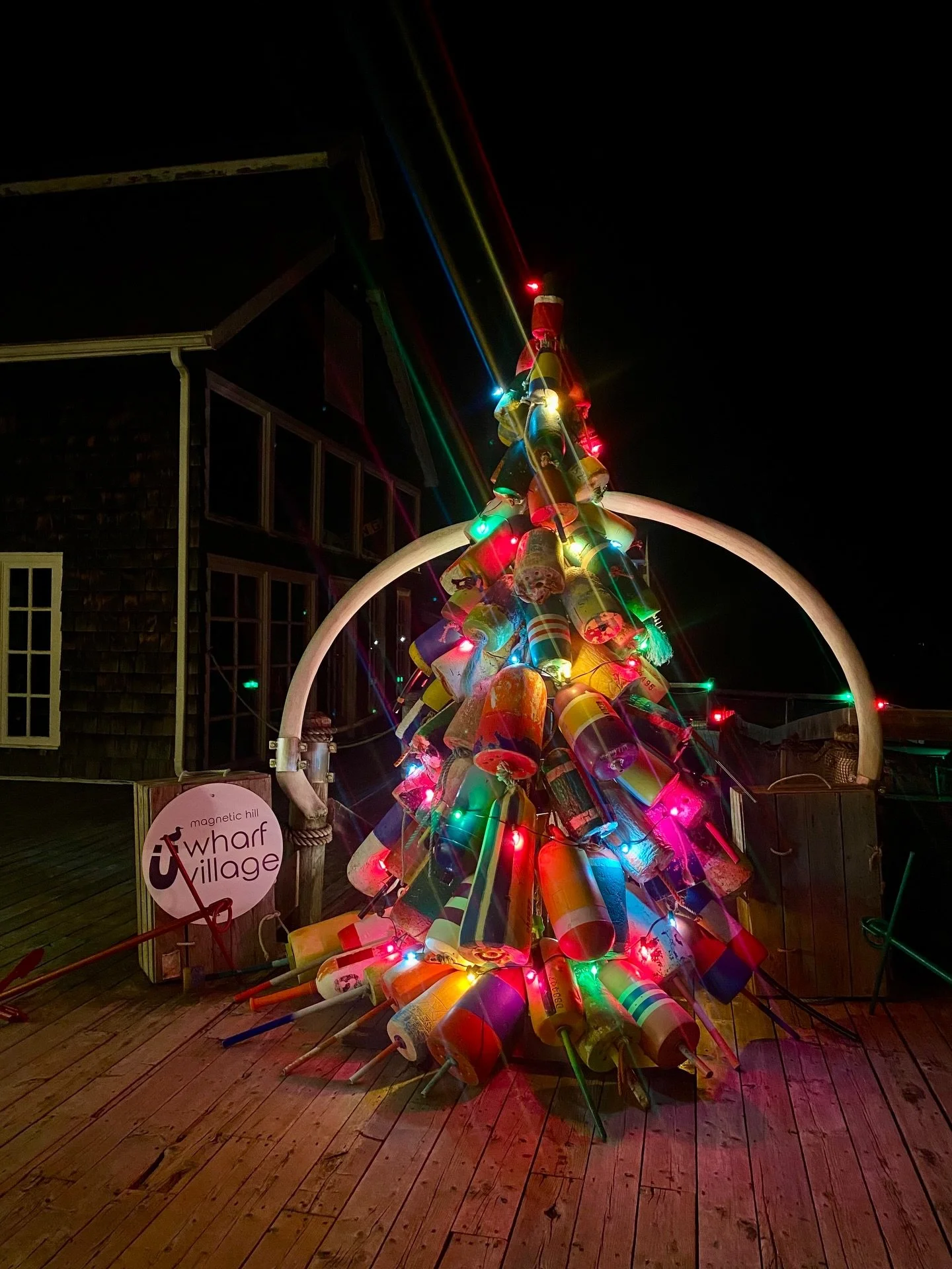 Quick festive dash through Moncton with my good friend @cathykdonaldson 🎄✨ before we head to Halifax tomorrow. From browsing @christmasatthecoliseum vendors &amp; meeting Santa🎅🏻 to a delicious late lunch at @carrabbasmoncton, the day was one cozy