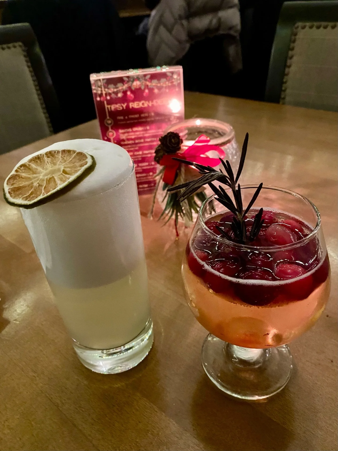 After St. Andrews&rsquo; beloved Lobster Trap Tree Lighting 🦞🎄✨ we cozied up at @algonquinstandrews with a couple festive cocktails at the delightfully named &ldquo;Tipsy Reign-deer,&rdquo; paired with kettle chip nachos (yes, a perfect combo!). 

