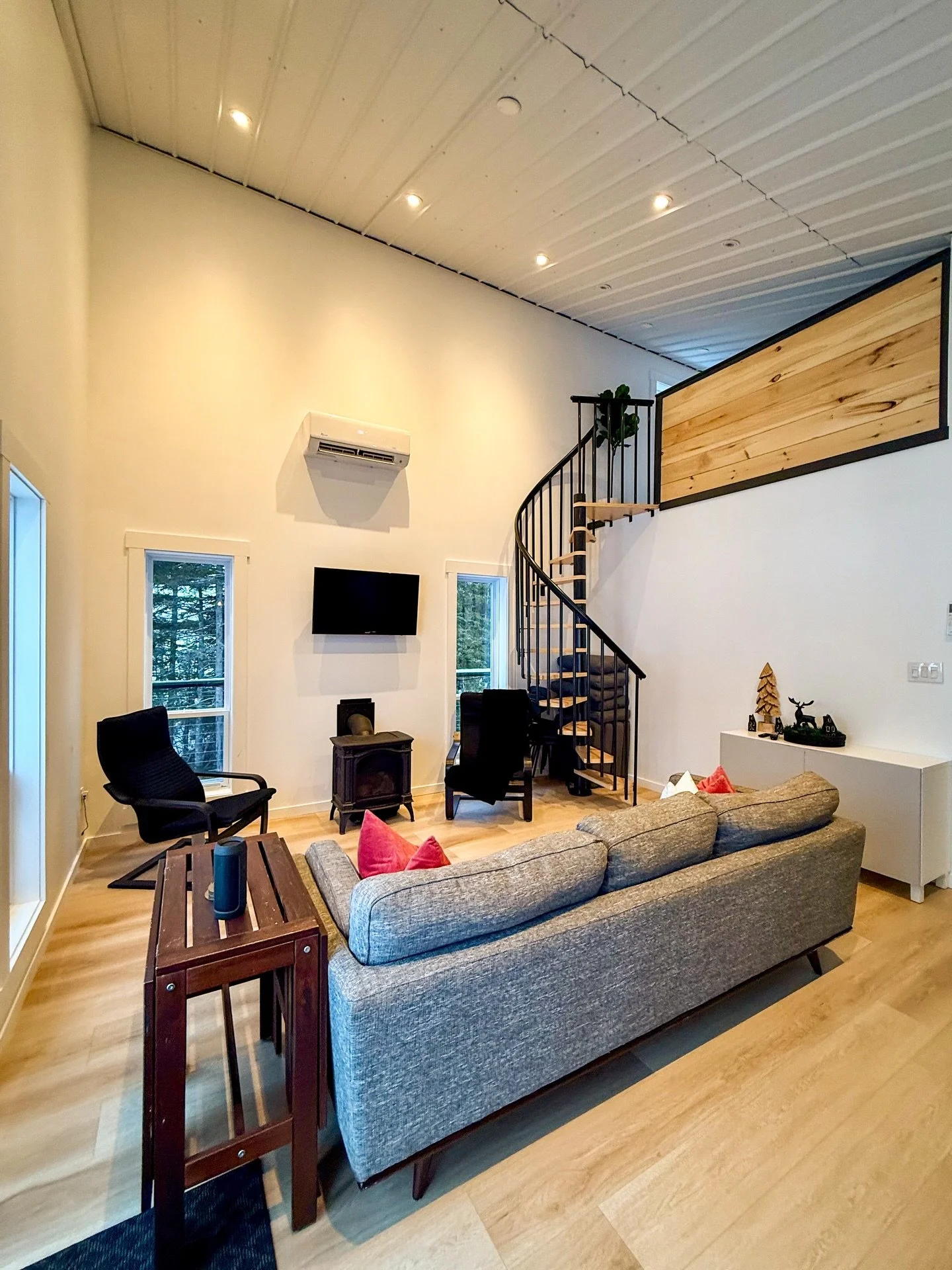 @offgridales Hightower Chalet was the perfect winter home base for our OG Ales FROSTival Frosty Foodie experience.

Perched above Magaguadavic Lake, the chalet gave us space to spread out, slow down, and truly unwind &mdash; peaceful views, fresh sno