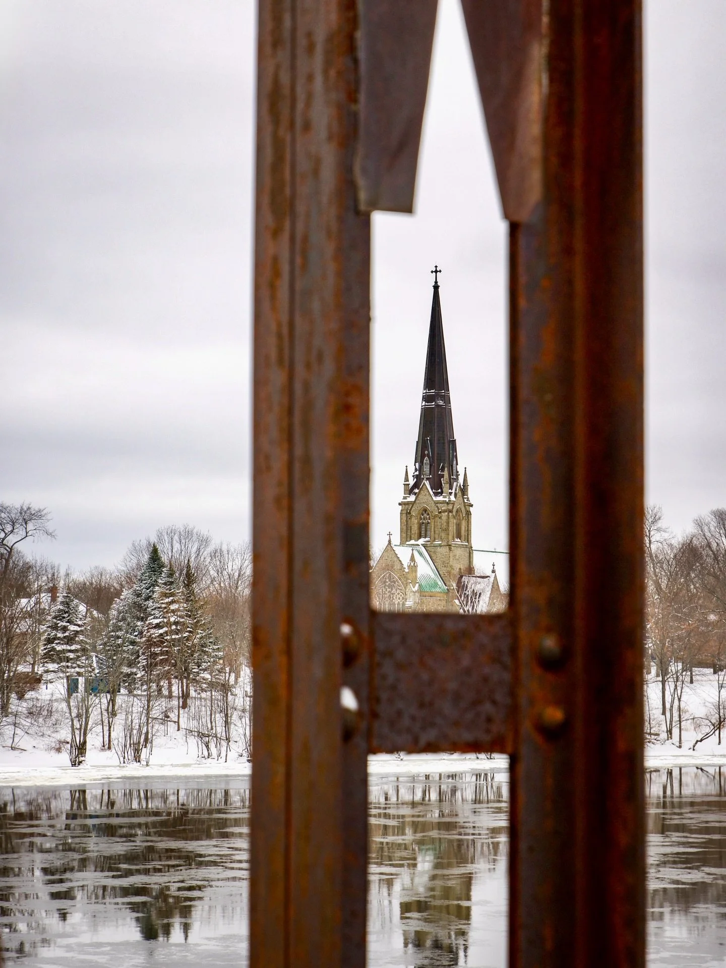 There&rsquo;s something about catching Christ Church Cathedral through the keyhole in Bill Thorpe Walking Bridge in winter&hellip; ❄️

Framed by steel and snow, it feels like a quiet little secret &mdash; a reminder that beauty doesn&rsquo;t disappea