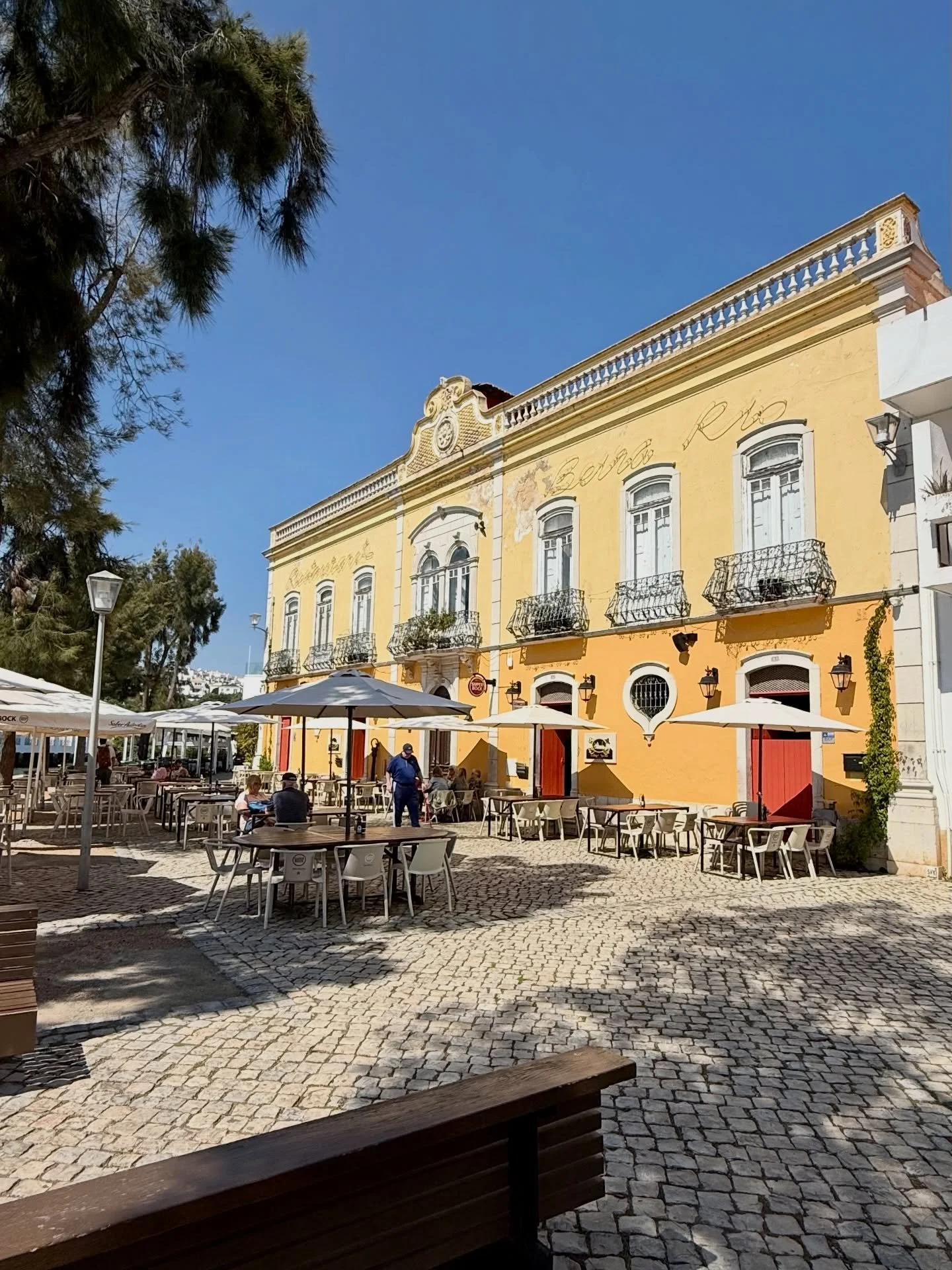 Riverside vibes and a little food envy at Black Anchor Pub 💛🖤⚓️

I was happily enjoying my @blackanchortavira Loaded House Salad Bowl 🥗&hellip;until I snagged a fry and a couple bites of my hubby&rsquo;s lunch: this Irish pub&rsquo;s famous Beer-B