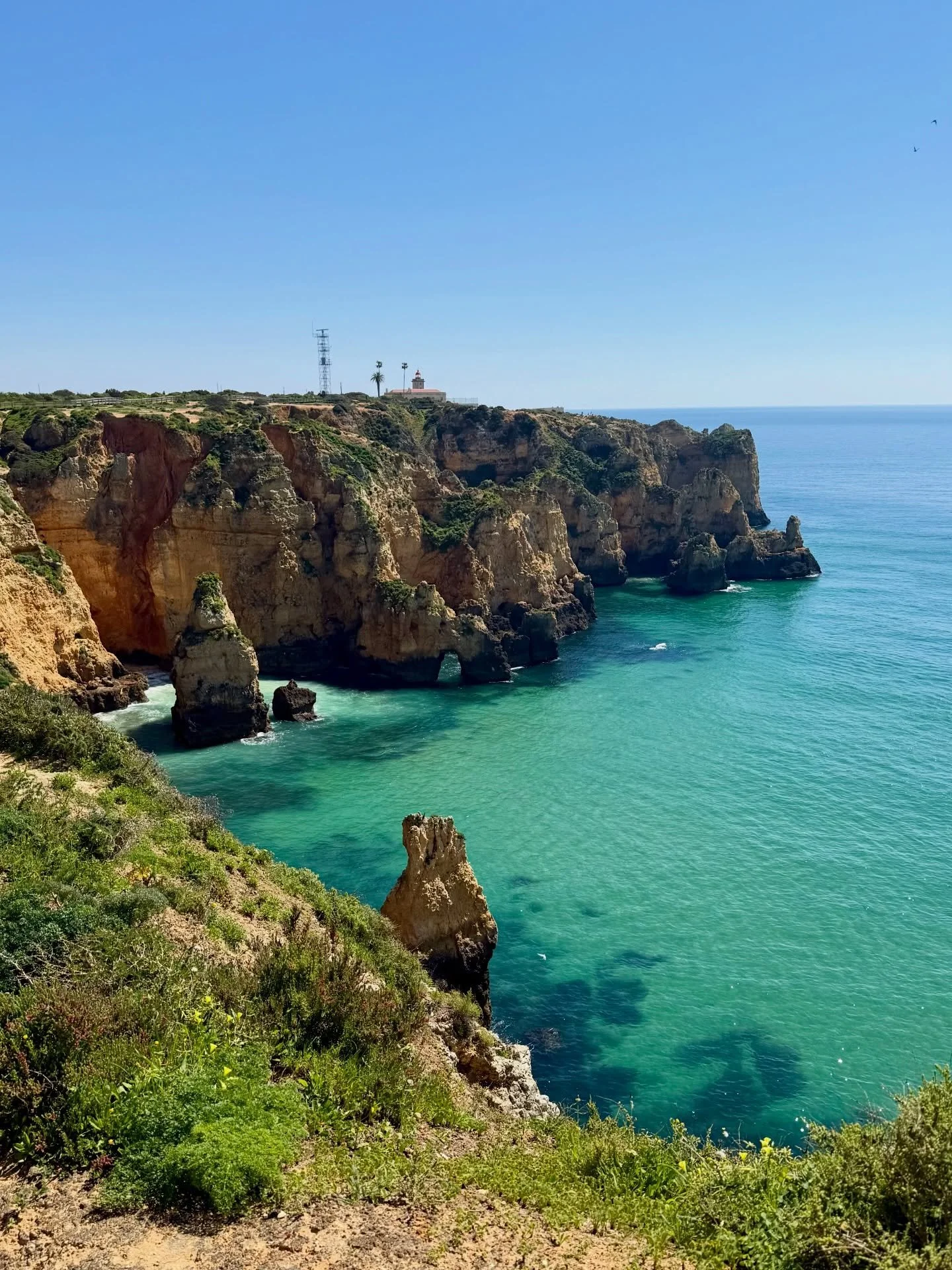 Back again&hellip; because some places are just too beautiful for one visit. 💙🌊

The cliff walk from Praia da Luz to Lagos called us back&mdash;and this time, we shared it with friends, Michele &amp; Richard, which somehow made every view feel even