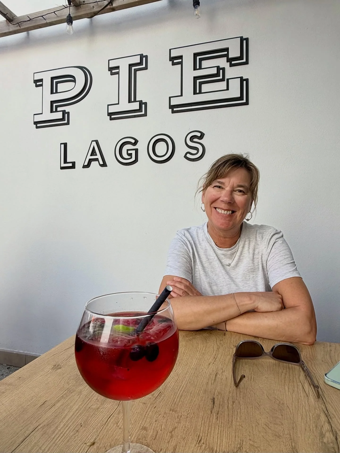After 10 km along the coastal trail from Luz, this stop felt extra well-earned&hellip; and so worth it. 💛

Tucked away in the heart of Lagos, @pie_lagosportugal is one of those places you&rsquo;re grateful to find&mdash;casual, welcoming, and full o