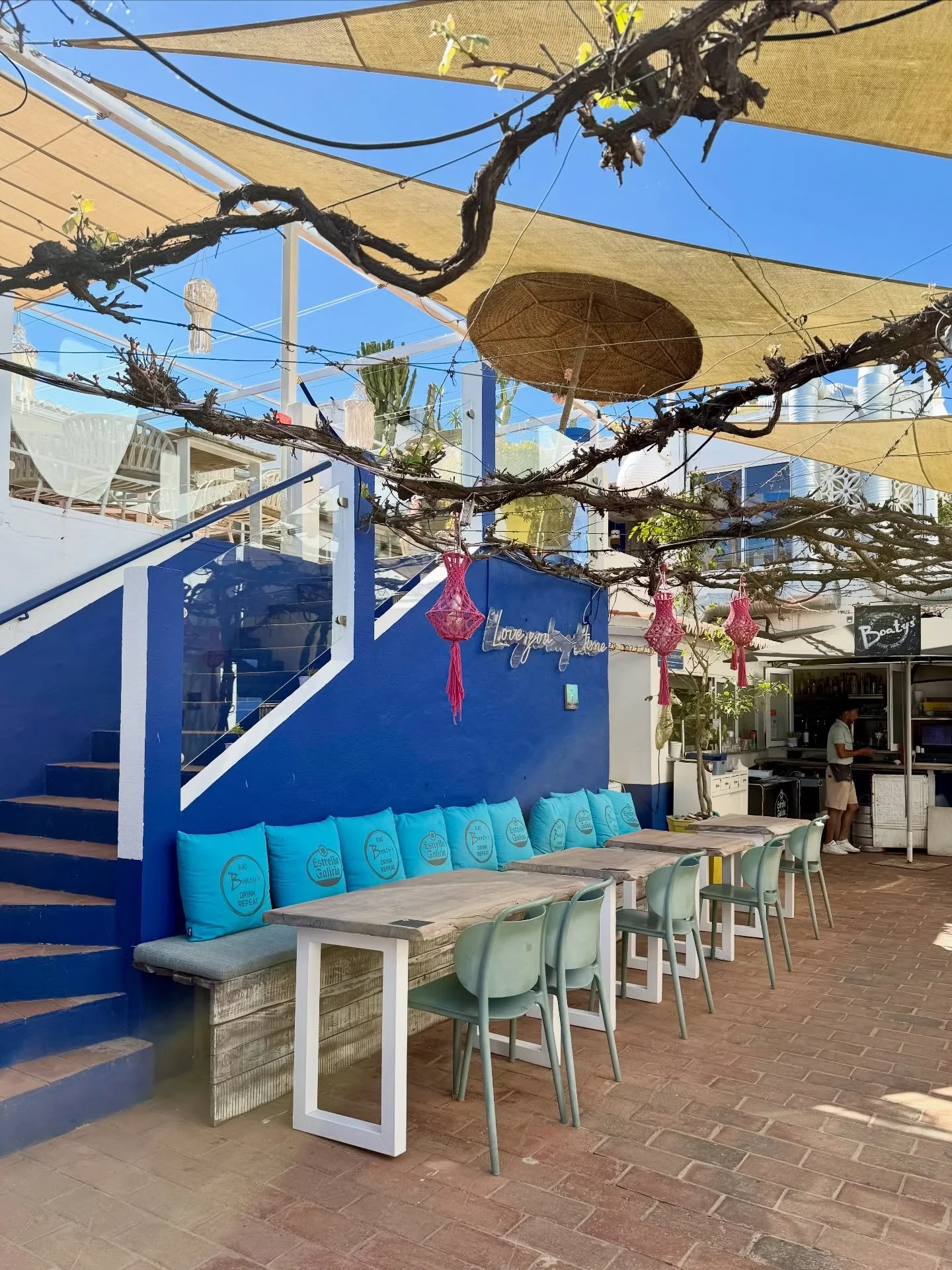 Our final evening in Luz called for something simple, shared, and savoured. 🏖️

A table along the promenade at Boaty&rsquo;s Tapas Caf&eacute;, with the sound of the waves just beyond, and plates arriving one by one &mdash; crispy salmon, chicken sa
