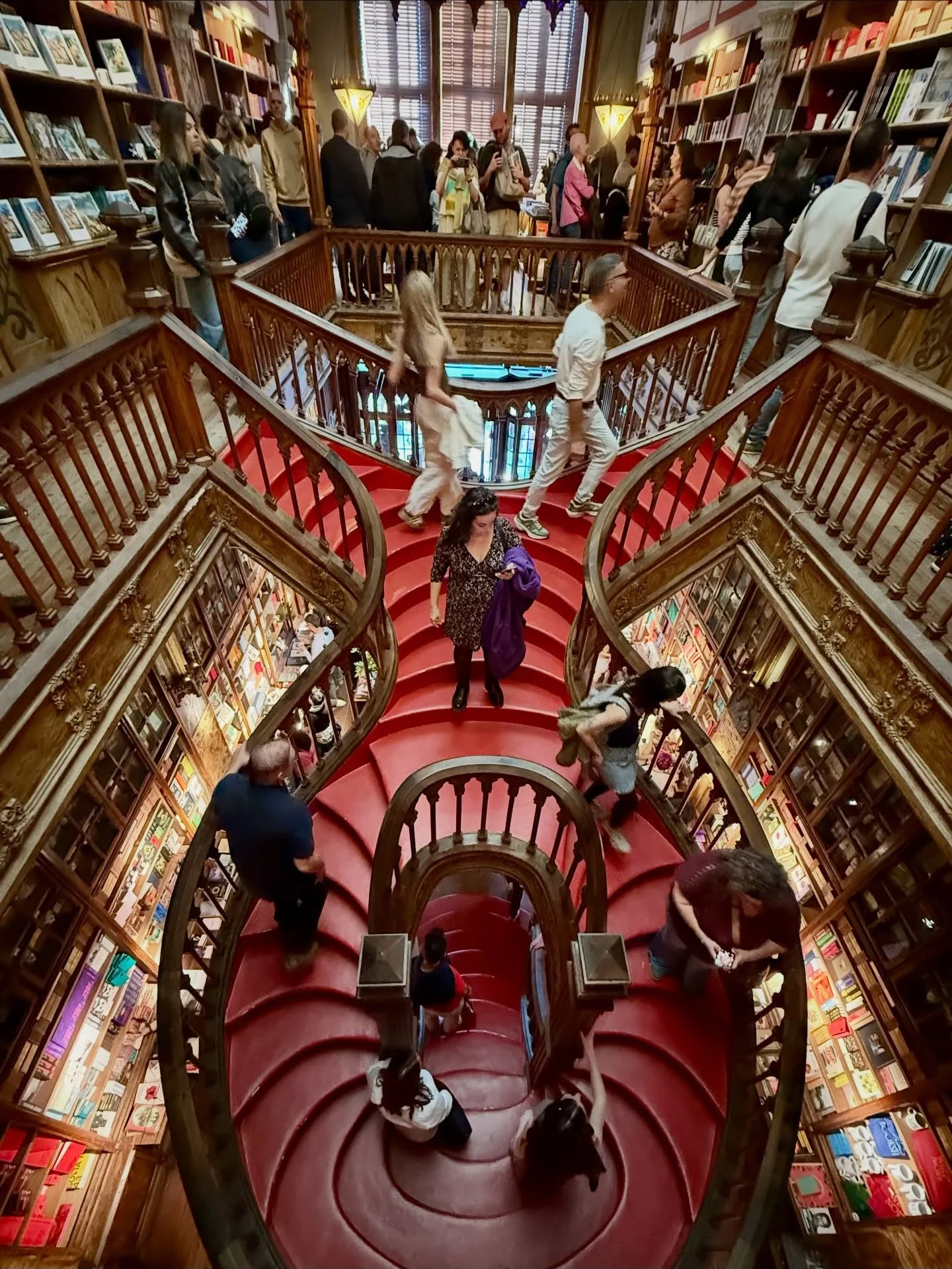 📚✨ Livraria Lello &mdash; as magical as it is busy.

We skipped the golden ticket (not needed!) and went with a regular entry &mdash; easy, organized, and running like clockwork. Yes, it&rsquo;s crowded&hellip; and yes, your photos will have plenty 