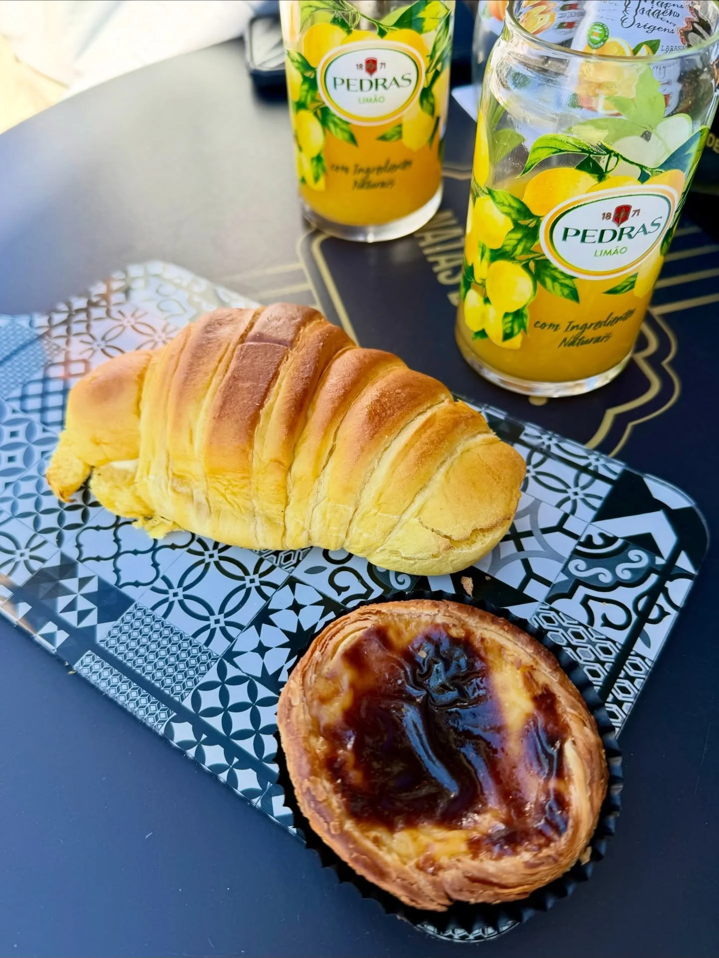 When in Portugal 🇵🇹&hellip; you start with a pastel de nata 

Fresh orange juice, a warm croissant, and that first bite into a perfectly caramelized pastel de nata&mdash;crisp, creamy, and worth slowing down for.

We paused along the Douro River, t