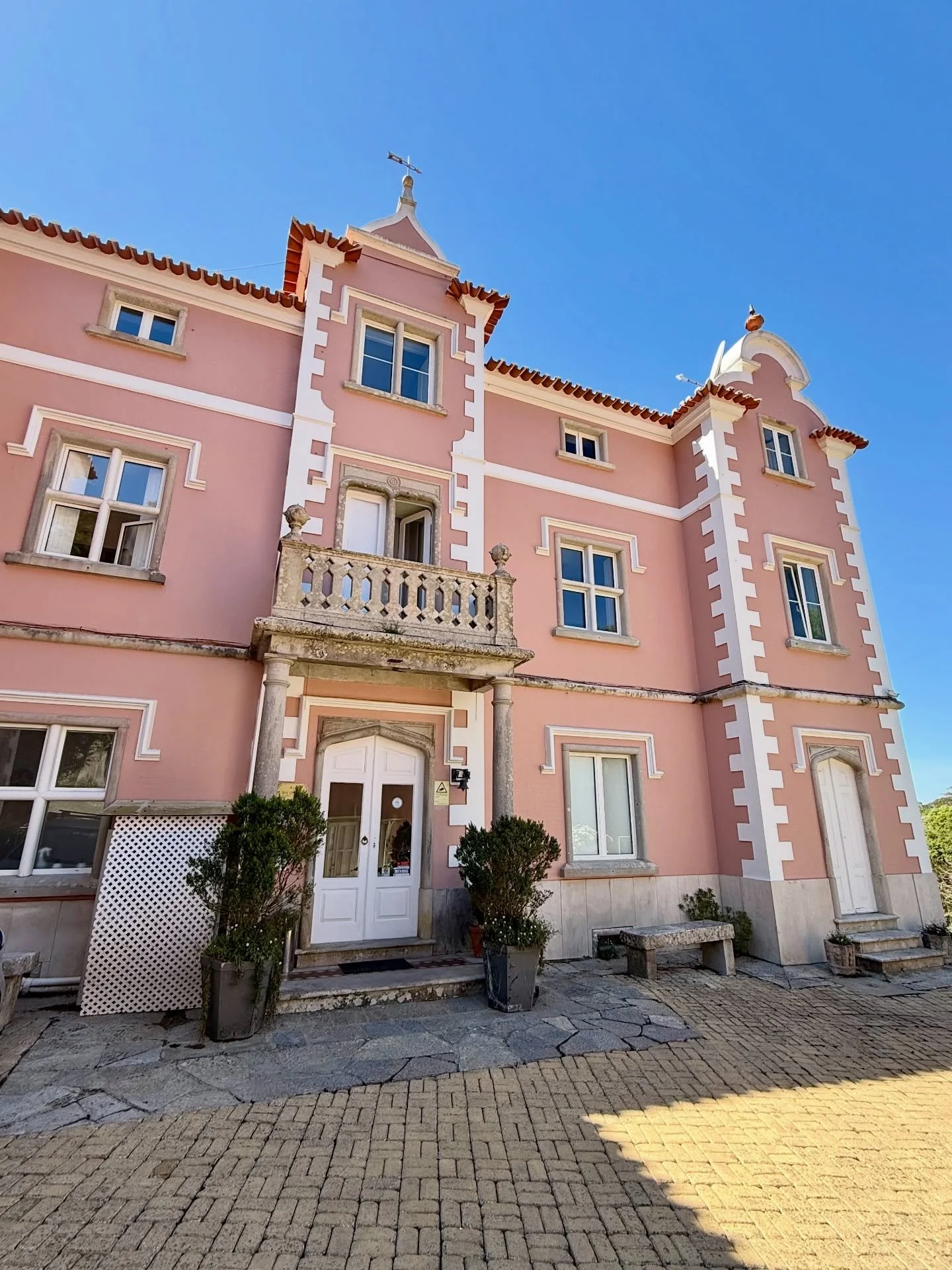 A stay at @quintadasmurtas feels like stepping into a fairytale.

This charming 19th-century bed &amp; breakfast is tucked into the hills of Sintra, surrounded by lush gardens that blend seamlessly into Sintra-Cascais Natural Park. From here, it&rsqu