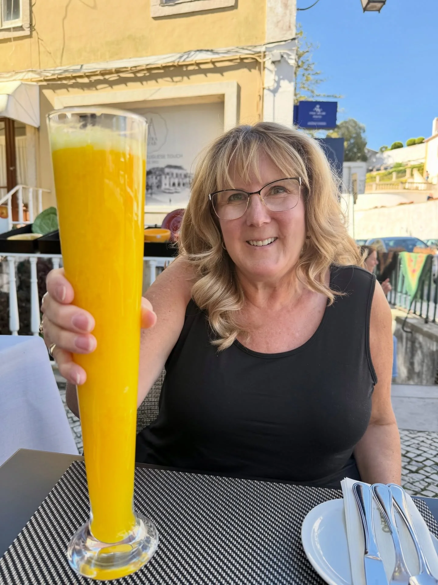 Cheers, Sintra! 🥂

Orange you glad we came? 🍊✨

After a wander through the winding streets, a refreshing drink felt like the perfect pause at @cafe.paris.sintra 

Right in the heart of old town, this classic sidewalk terrace looks out onto the icon