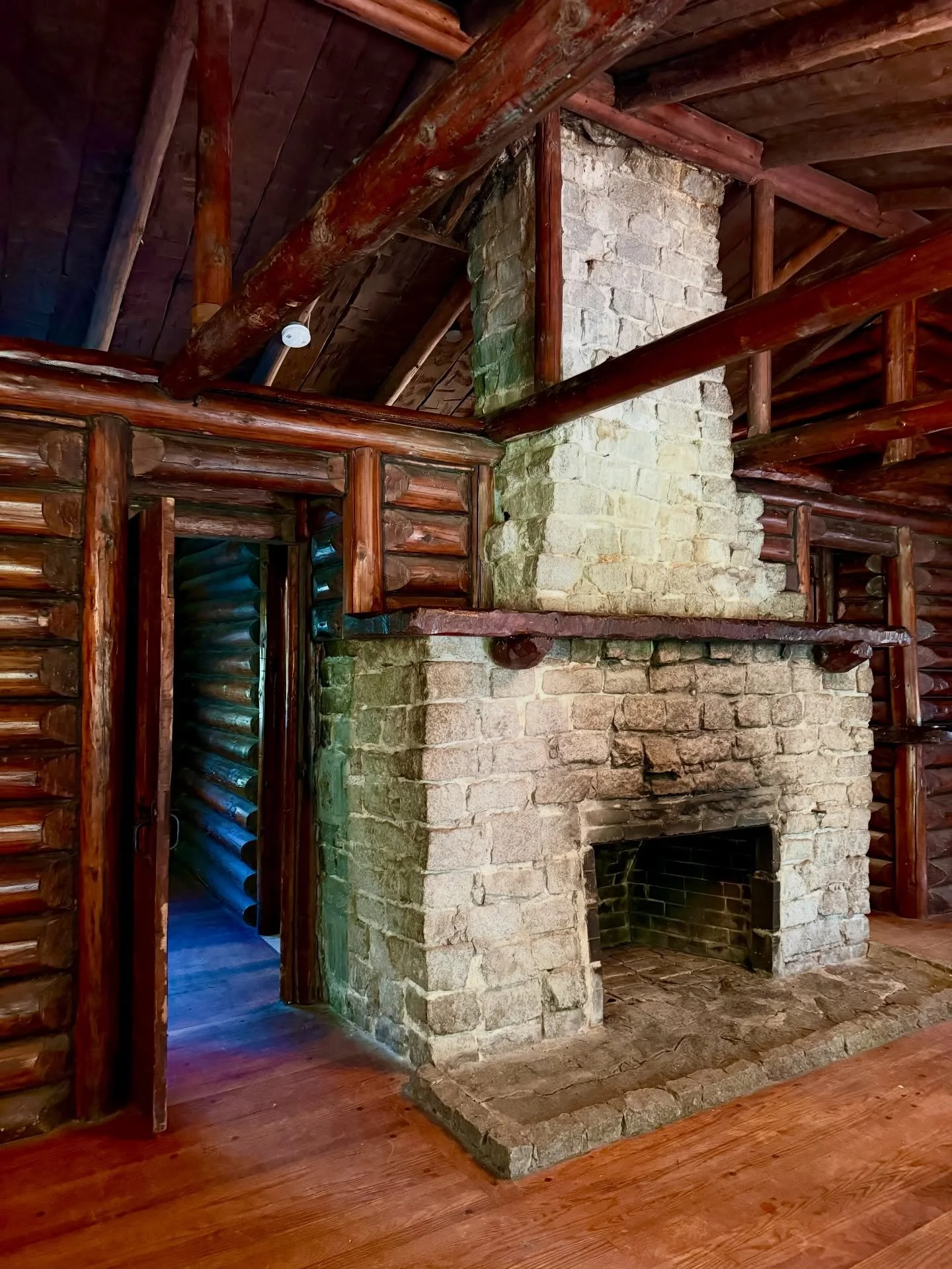 Does this scene look familiar to you? 👀🔥

Many of you already know this very fireplace intimately&hellip; and may have even invited it into your home for the holidays. 🎄

Yep &mdash; this iconic fireplace inside the cabin at Murdo Fraser Park beca