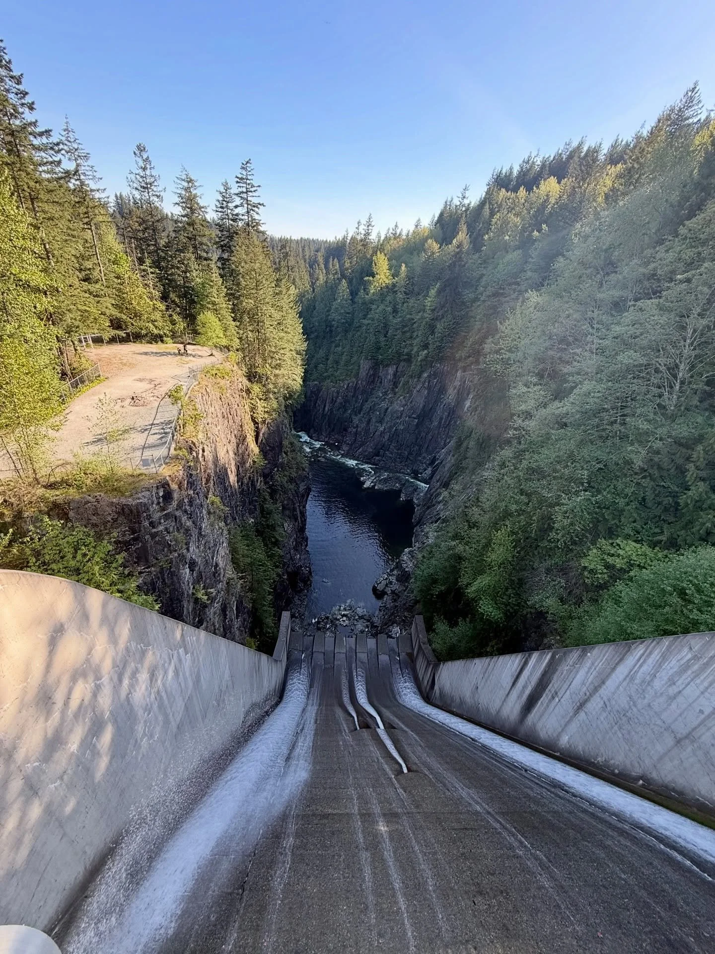 Our @cineventure_ca tour for our hosted group of @travelmediaca travel writers continued on Vancouver&rsquo;s North Shore with a stop at one of the most dramatic filming locations from the pilot episode of the hit series @trackercbs 🎬🔥

At the towe