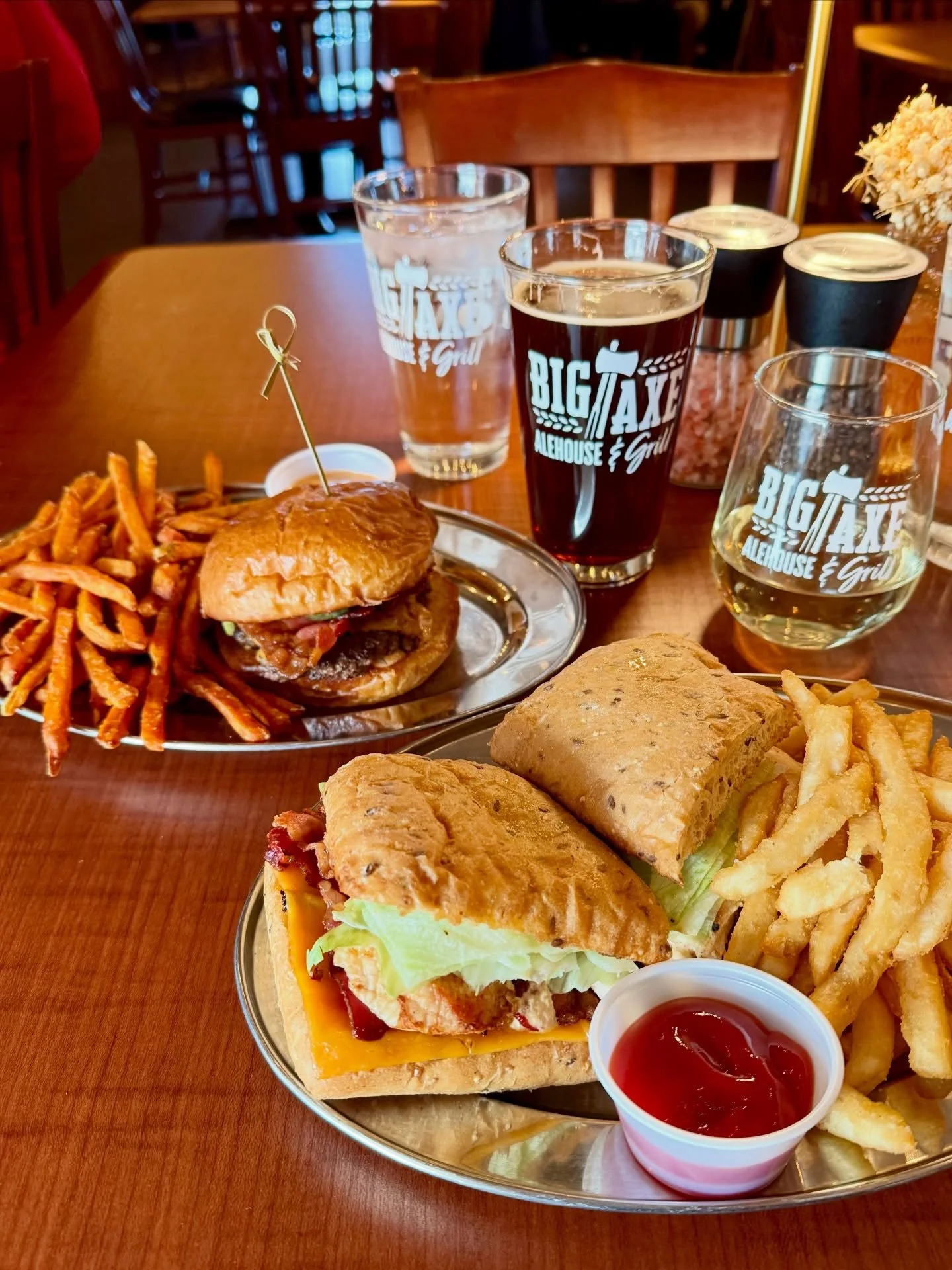 Did you know that @bigaxealehouse is less than 10 minutes from @mangata_mactaquac ? 🍔🍷🌲

One of the great perks of a getaway here is not having to plan and pack and cook every meal. It&rsquo;s nice knowing a good meal and a cold drink are just a s