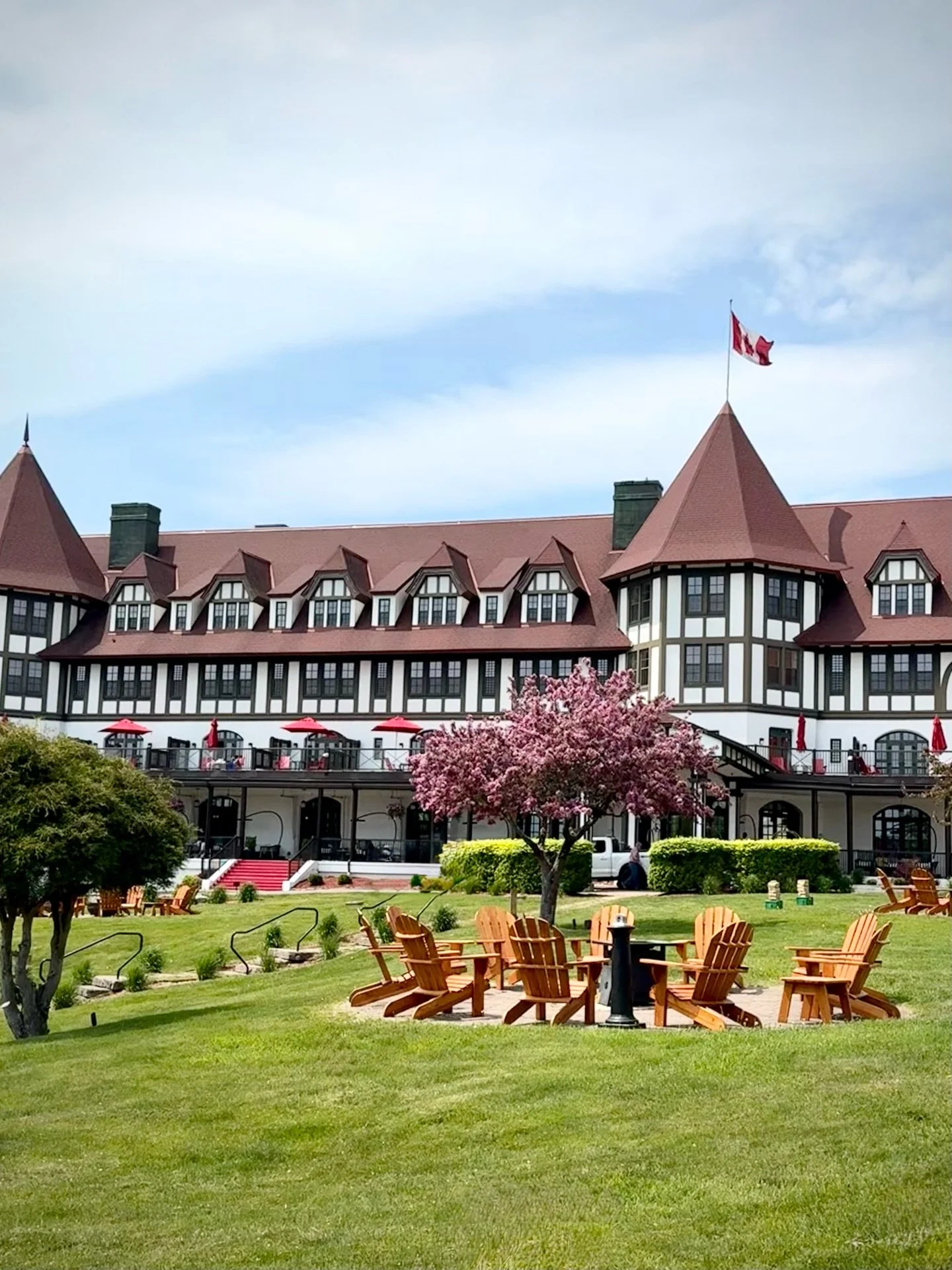 ✨ Have you seen the glow-up at @algonquinstandrews lately?

My favourite castle on the hill is looking absolutely stunning! ❤️ The refresh is breathing new life into this iconic seaside resort while preserving all the historic charm that has captivat
