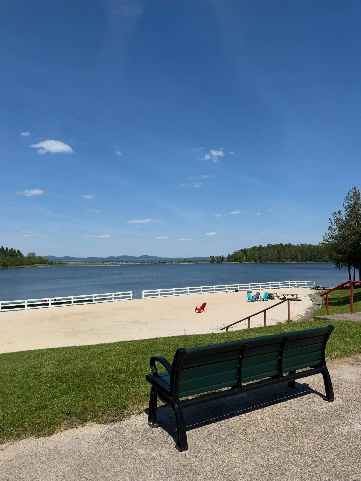 Have you discovered one of St. Andrews&rsquo; favourite local secrets? 🏖️ 

While visitors often flock to the wharf and Water Street, locals know there&rsquo;s something special waiting just around the corner at Katy&rsquo;s Cove. 💙 

This sheltere