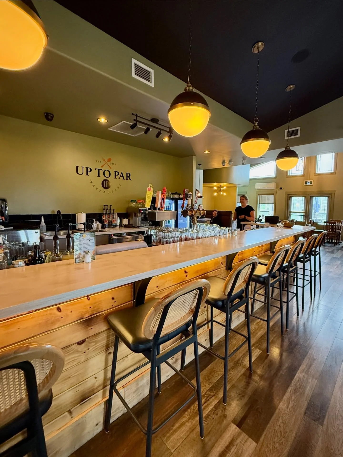 After a full day exploring the first two legs of the Kings County Quilt Barn Tour, Julie and I were more than ready for a good meal&mdash;and @uptoparrestaurant did not disappoint! 🍽️

Julie&rsquo;s club sandwich and my BBQ chicken wrap both hit the