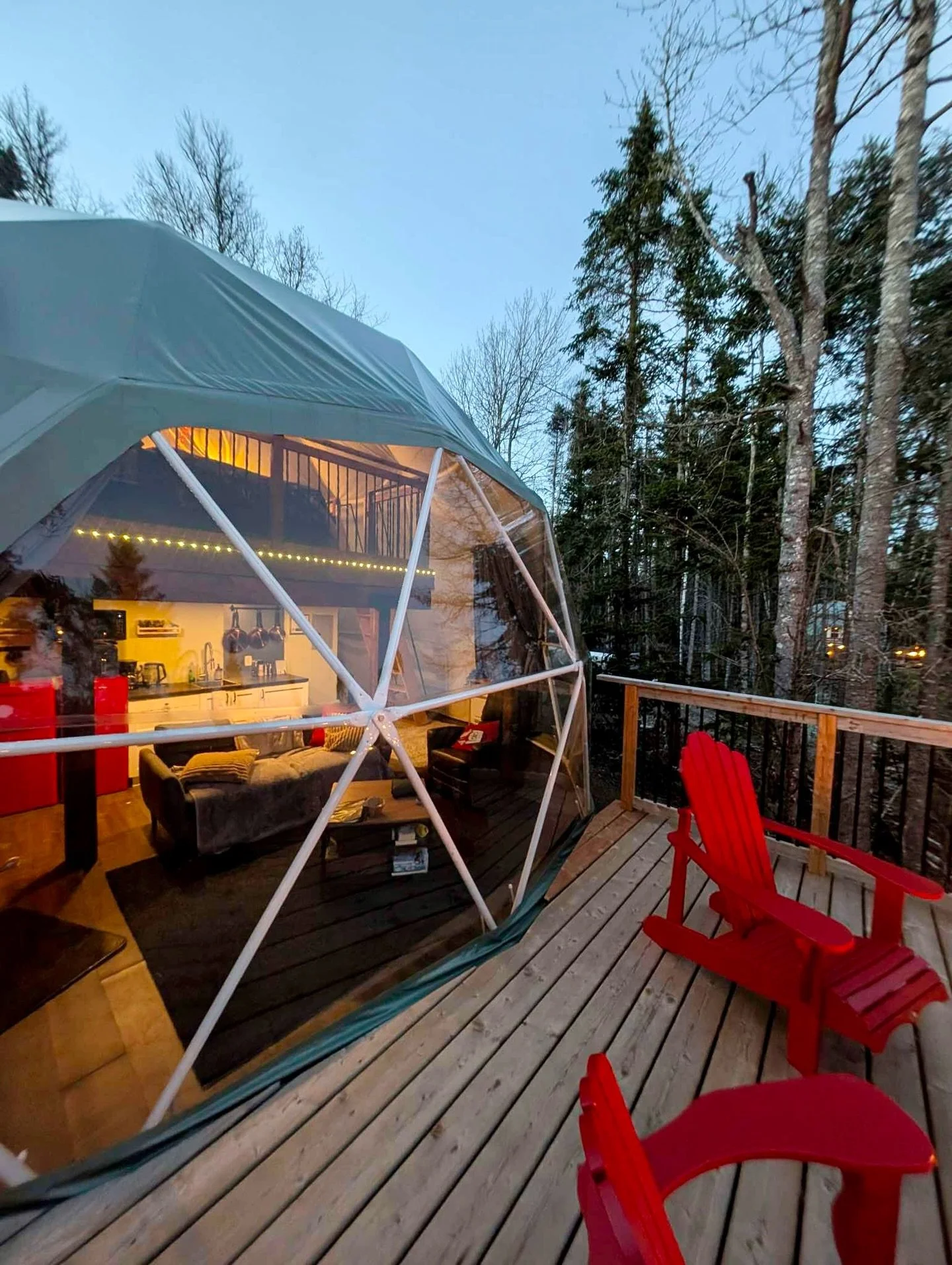 After a wonderful day discovering 17 stops along the Kings County Quilt Barn Tour, it felt good to slow the pace and spend the night at @forestlanedomes in Norton, New Brunswick. 🌲

The location couldn&rsquo;t have been more convenient, leaving us p