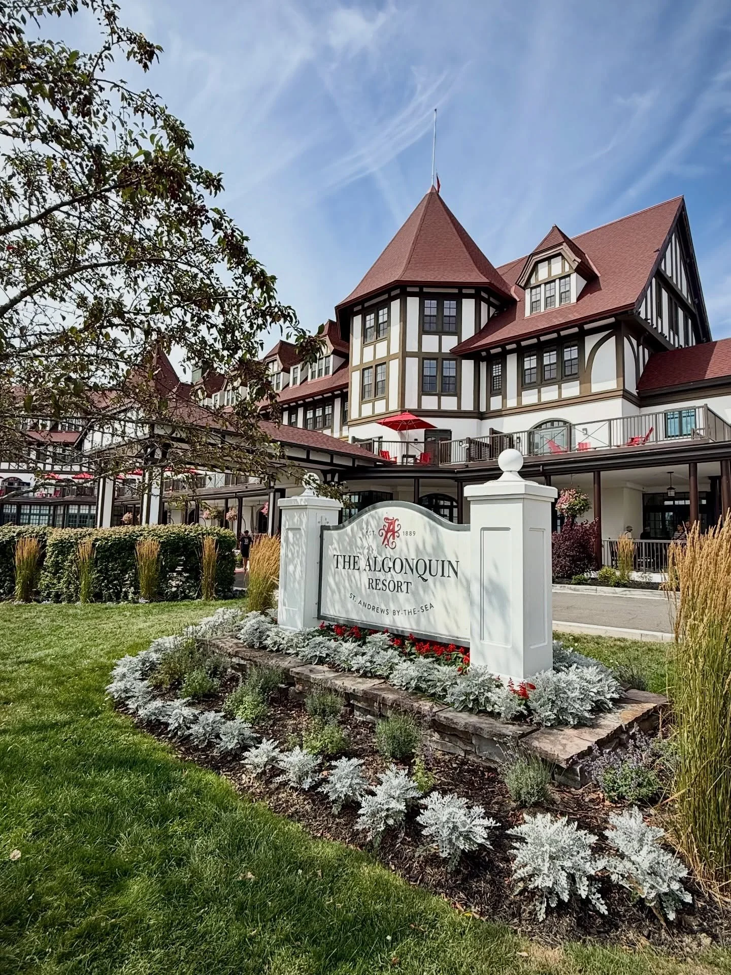 Back to the @algonquinstandrews with my hubby for a late-summer escape&mdash;and what a beautiful time to be at the Castle on the Hill. 🤍 I highly recommend treating yourself and someone you love to a getaway here.

We arrived midday and had just en