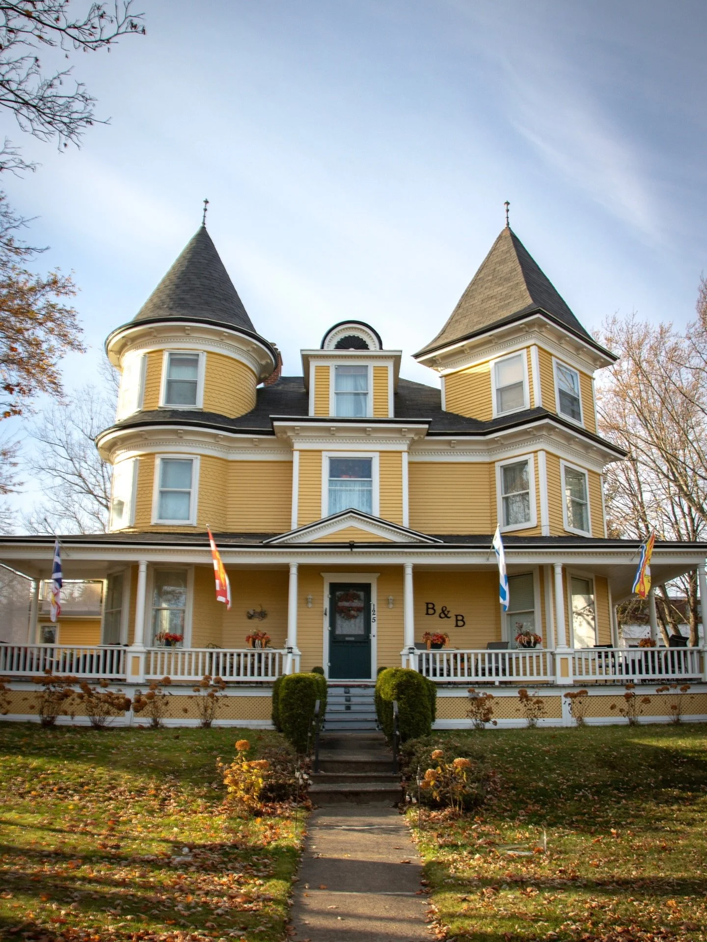 A beloved yellow house, a fascinating piece of Miramichi history, exceptional breakfasts and warm Down East hospitality make @downeastcomfort one worth knowing about. 💛

This beautiful 1903 Queen Anne home in Miramichi, New Brunswick, is filled with