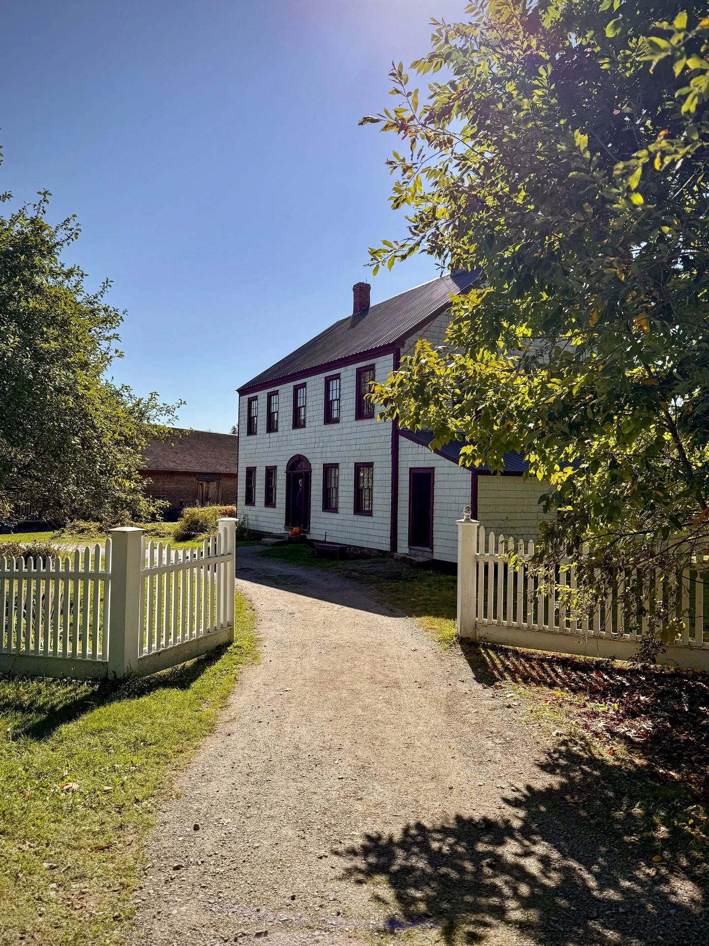 Harvest season is such a lovely time to visit Kings Landing Historical Settlement.🍁🍂 Yesterday, I spent a wonderful day exploring the village with my friend Sylvie Mazerolle, taking in the sights, stories and details that make this living history m