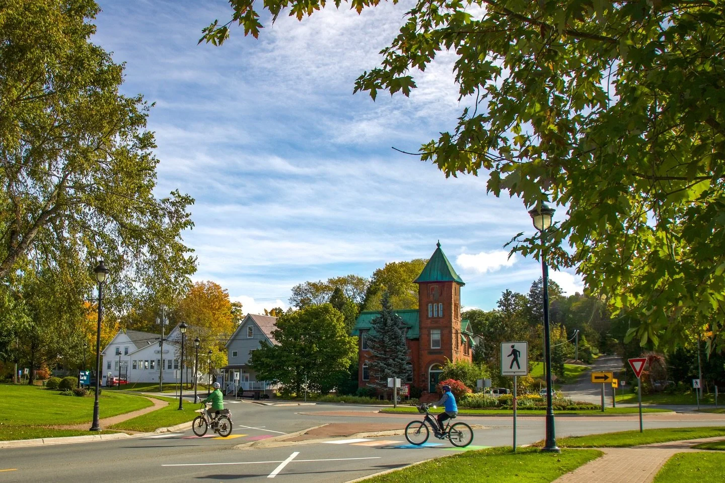 Four towns. Three days. Two nights. One very memorable New Brunswick road trip. 🚗🍁🍂

Come along as I explore Rothesay, Quispamsis, Hampton and Grand Bay-Westfield, discovering historic homes, public art, covered bridges, charming caf&eacute;s, loc