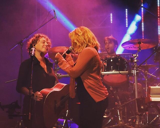 #tbt Scene da Tour.... @noemiofficial 💜@mat.drum #lalunatour &bull;Thanks to #taylorguitars #magraboguitarstraps @magraboguitarstraps @iqsstrings @livezoner41