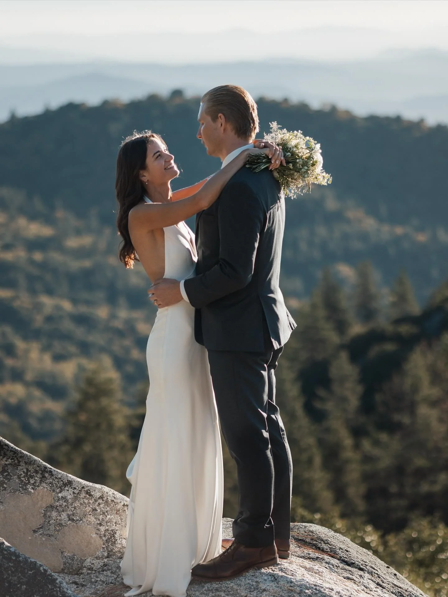 The cutest fall mountain wedding !! Congratulations Jenna + Andrew! This small wedding was intentional, authentic , and so true to who Jenna and andrew are . They love outdoors and spending time with their people and every detail of this special day 
