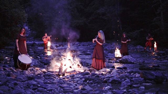 Good news🙌🏻 We&rsquo;re so excited to finally release our new music video this friday! 💙✨
*
*
*
🎥 by @_lpfoto_ 
@varda_band #varda #medieval #medievalfolk #swissmedievalfolk #mittelalter #mittelaltermusik #folk #paganfolk #pagan #bagpipes #dudels