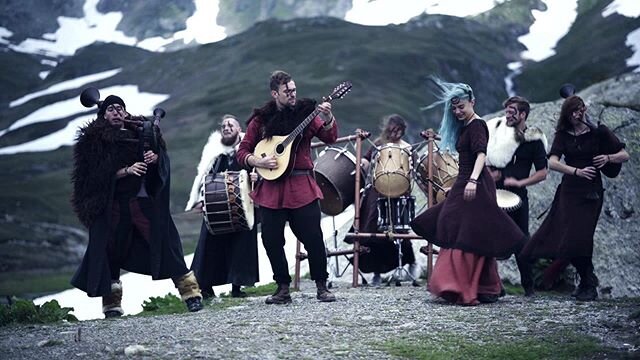 Only two nights left until we share our new music video with you! 🌬🏔🍃✨
*
*
*
🎥 by @_lpfoto_ 
@varda_band #musicvideo #release #musicvideos #band #musicians #medieval #swissmedievalfolk #folk #folkmusic #mittelalter #mittelaltermusik #dudelsack #b