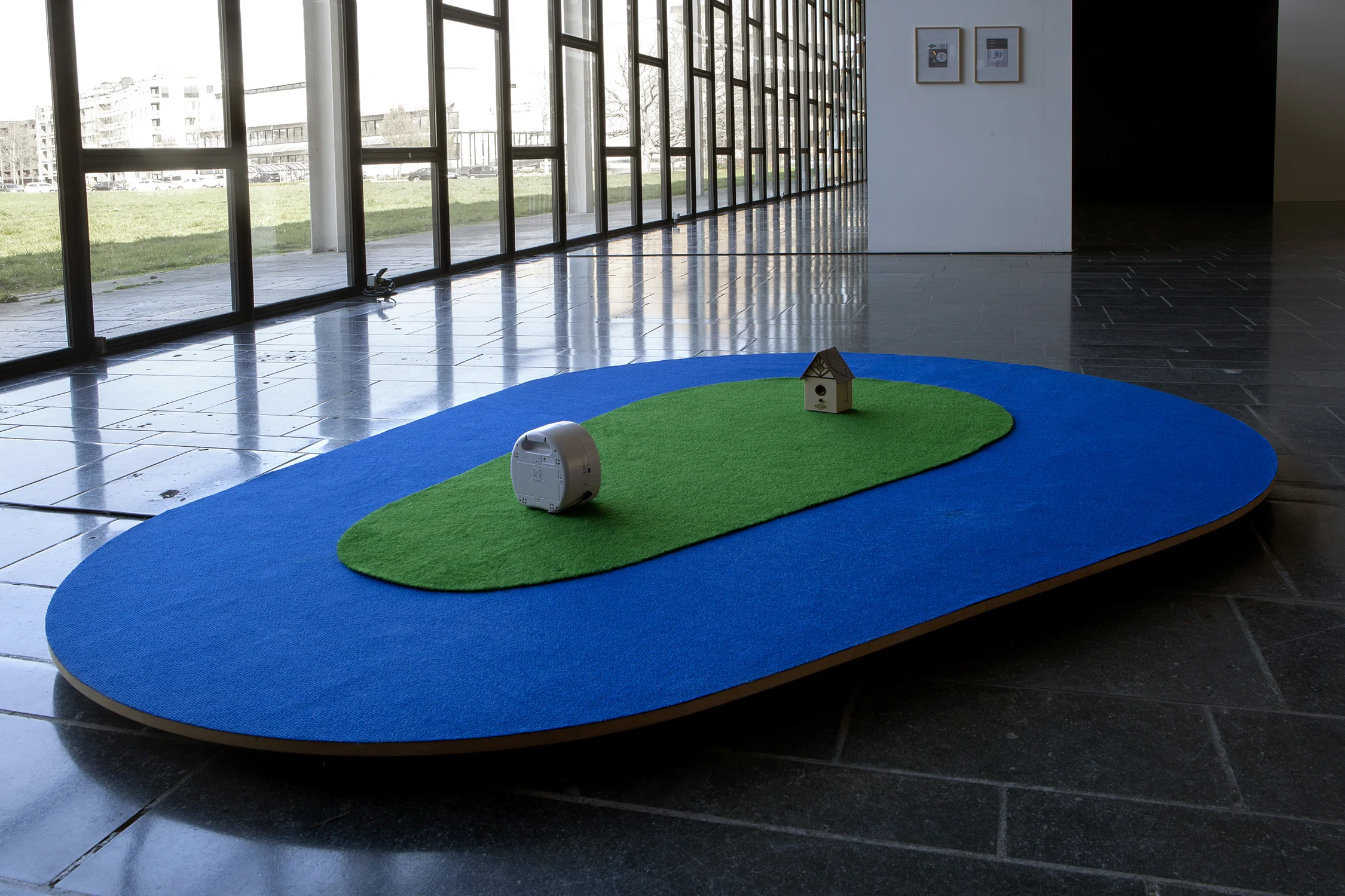 Bark control, 2019, carpet, mdf, a barkcontrol-device, an electronic watchdog-device (200x400x30cm), two manuals in wooden frames