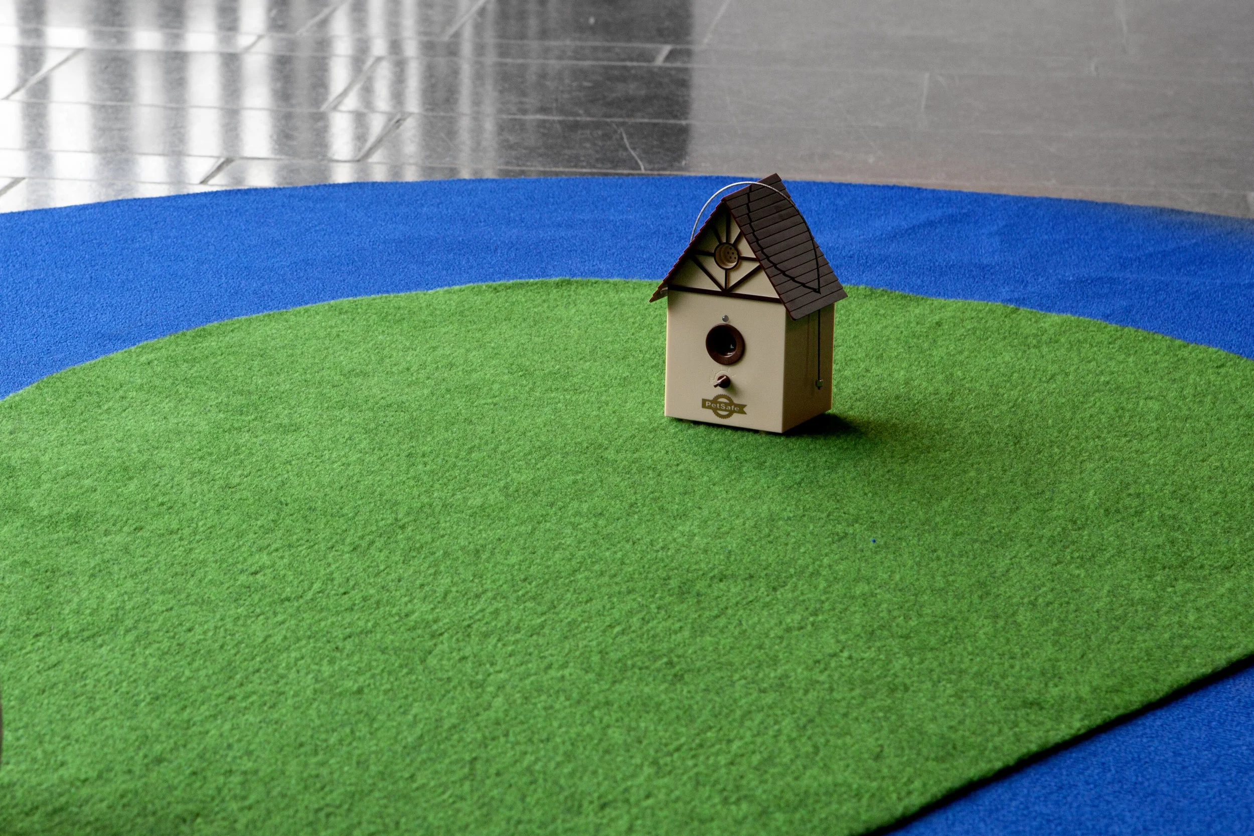 Bark control, 2019, carpet, mdf, a barkcontrol-device, an electronic watchdog-device (200x400x30cm), two manuals in wooden frames