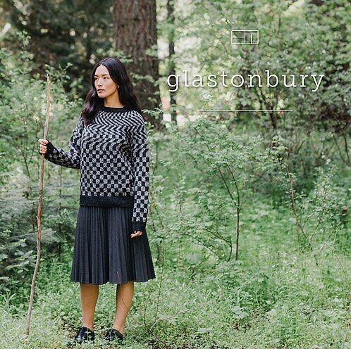 **Glastonbury** is here! My new pattern in collaboration with @brooklyntweed featured here in size 3 using Loft in Cast iron and Newsprint. This design was originally inspired by the off-kilter world of David Lynch's Twin Peaks series and I'd love to
