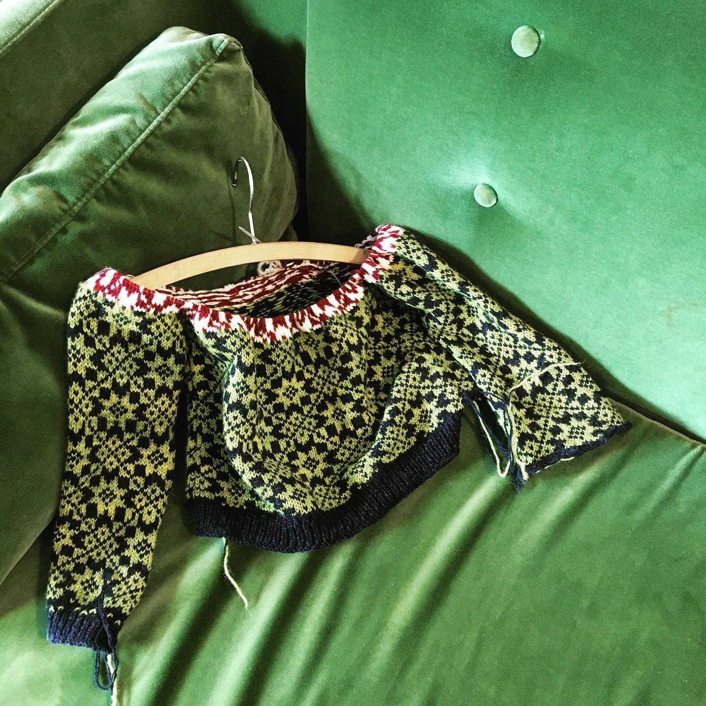 Each stage takes as long as it takes #slowfashion #handmadeknitwear #childrensknitwear #madeinfrance #knitspiration #sweater #fairisleknitting #wip #buybetterbuyless #handmade #artisan #knitter #knittersofinstagram #knitstagram #strikke #strikking #t