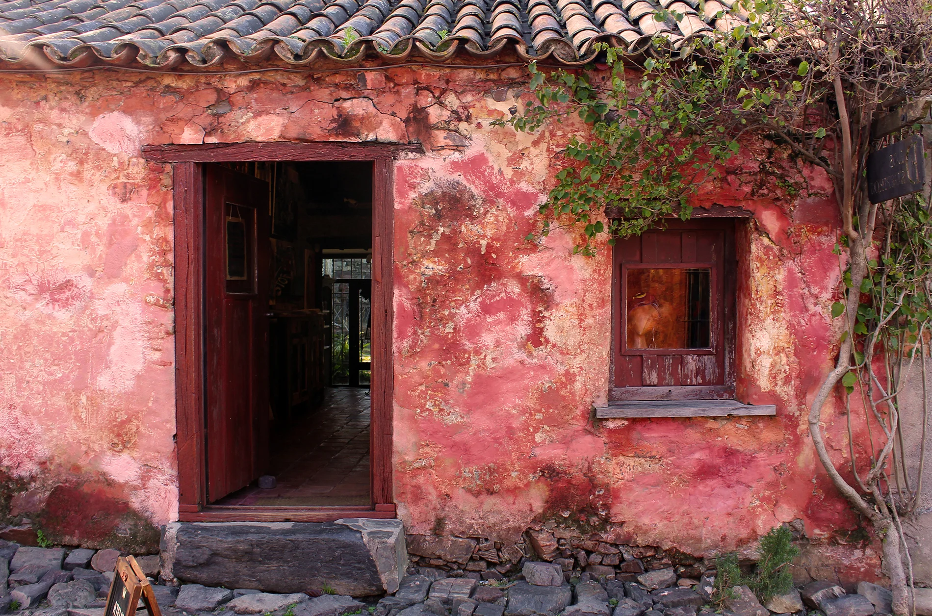 Travel blog street photography in Colonia del Sacramento, Uruguay