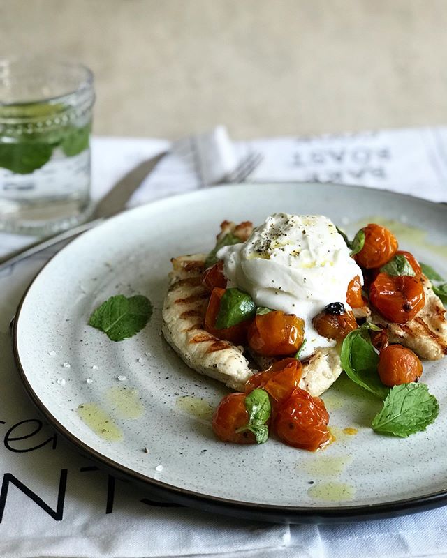 3-Minute Chicken With Charred  Cherry Tomatoes, Burrata &amp; basil

This grilled chicken  is perfectly juicy, tender and seasoned, topped with gooey, melty burrata cheese, roasted charred tomatoes and fresh herbs&hellip;.freaking delicious 😋👌🏻
RE