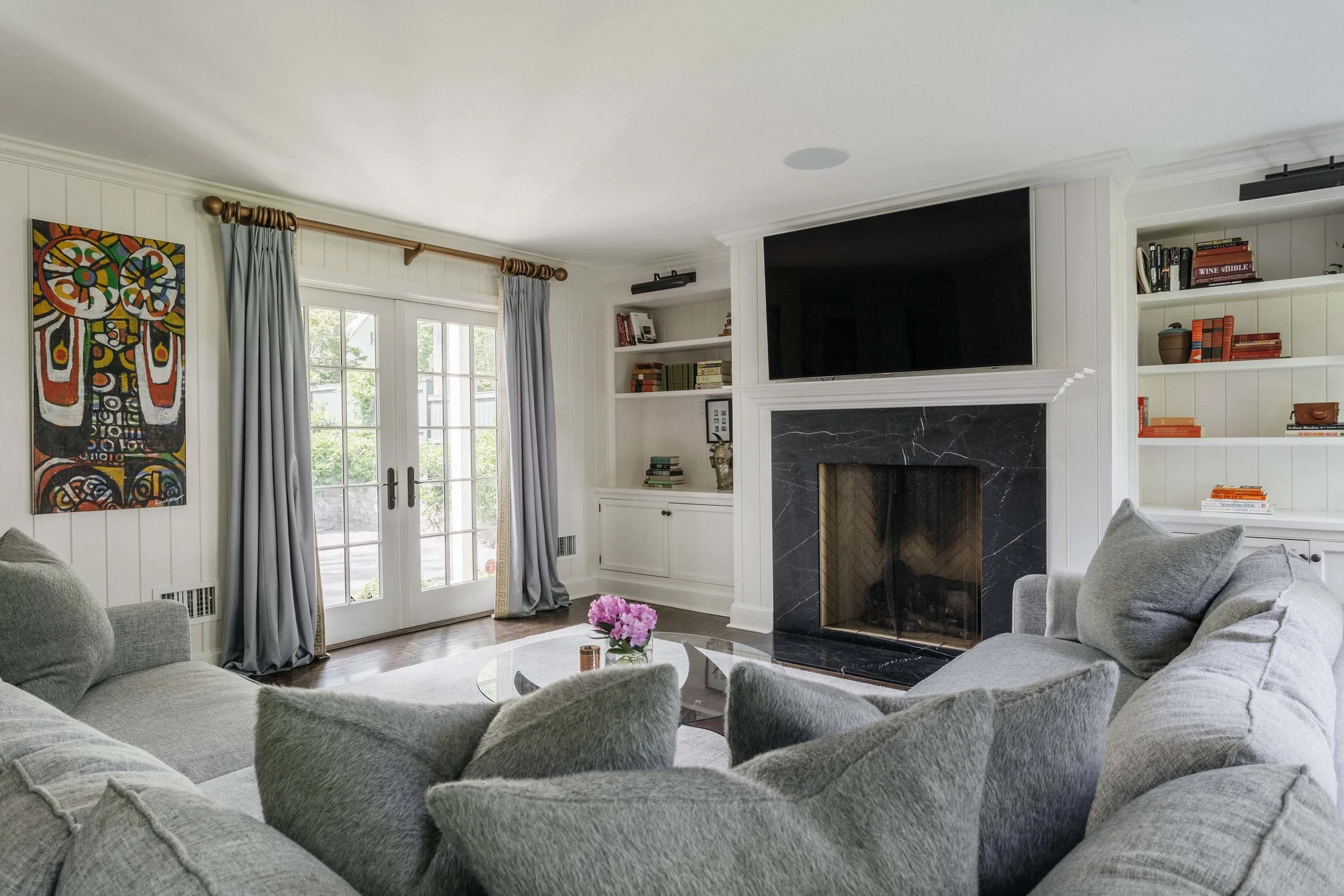 Living room with sofa, sets of pillows, fireplace and shelves
