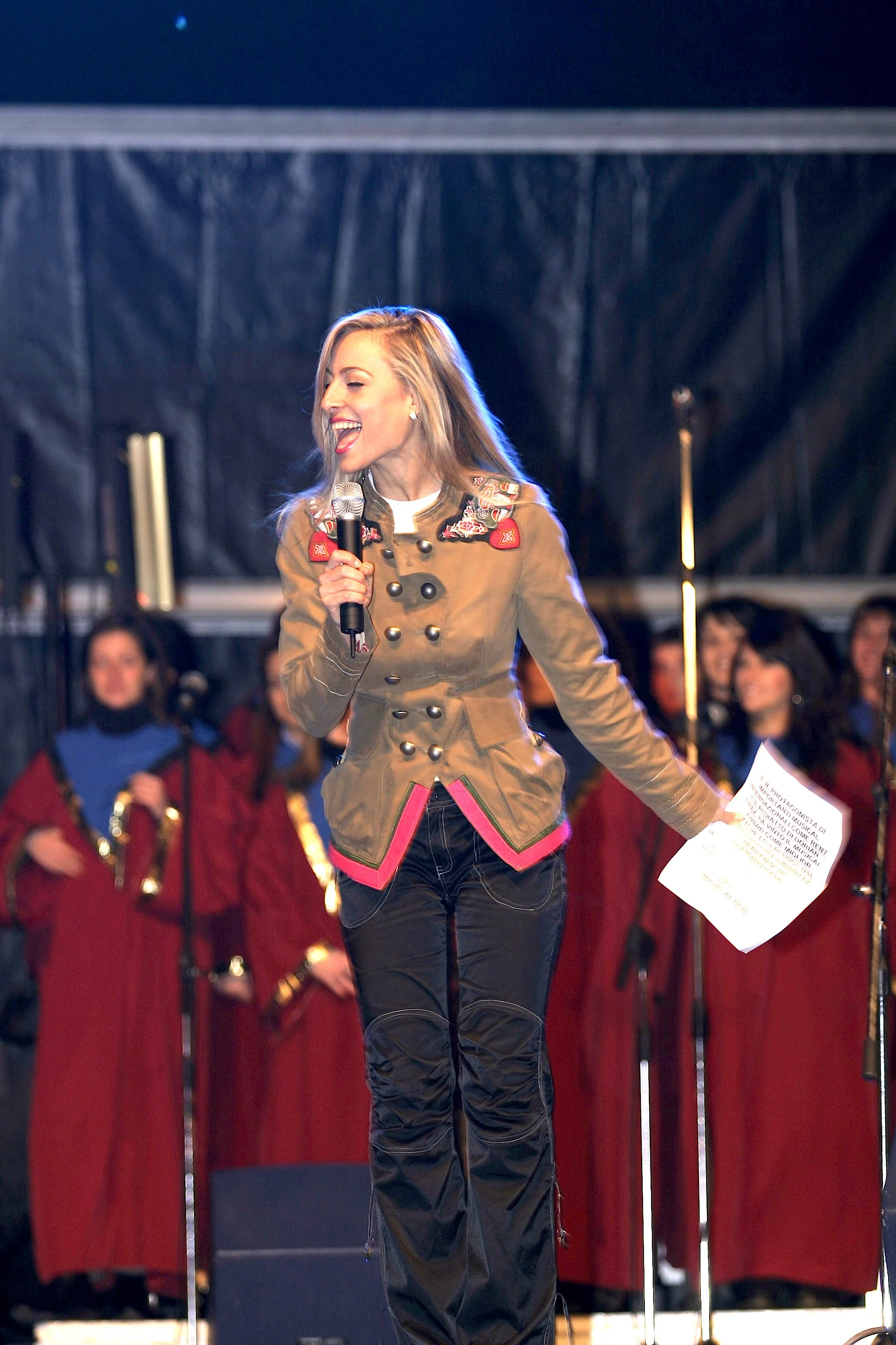 Jessica conduce concerto di Natale in Piazza Duomo Milano(1).jpg